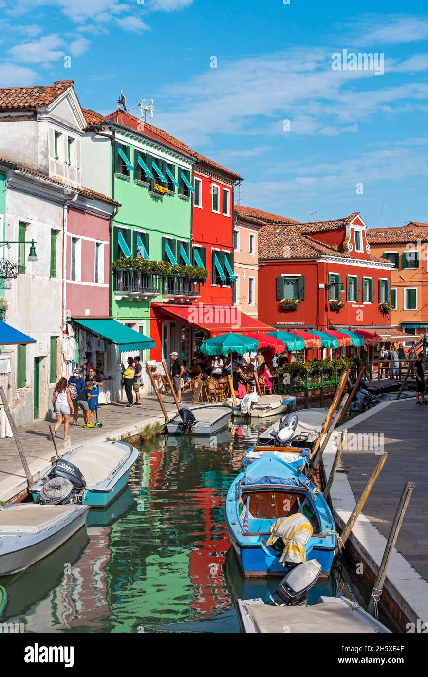 Kanal mit Booten, Fondamenta degli Assassini, Burano, Venedig, Italien Stockfoto