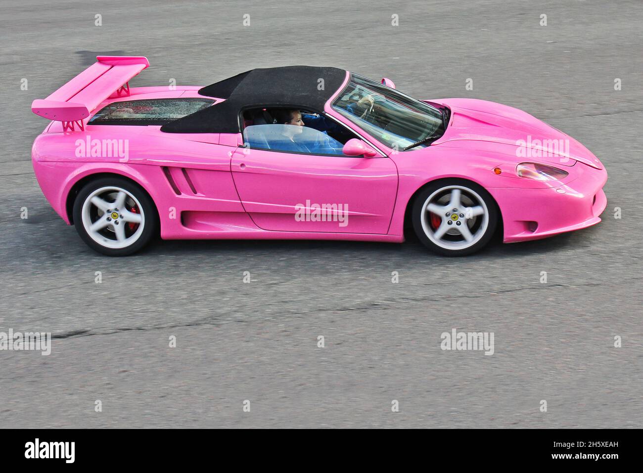 Kiew, Ukraine - 18. April 2015: Pink exclusive Supercar Ferrari Modena F360 Spider Sbarro GT8. Tuning-Auto Stockfoto