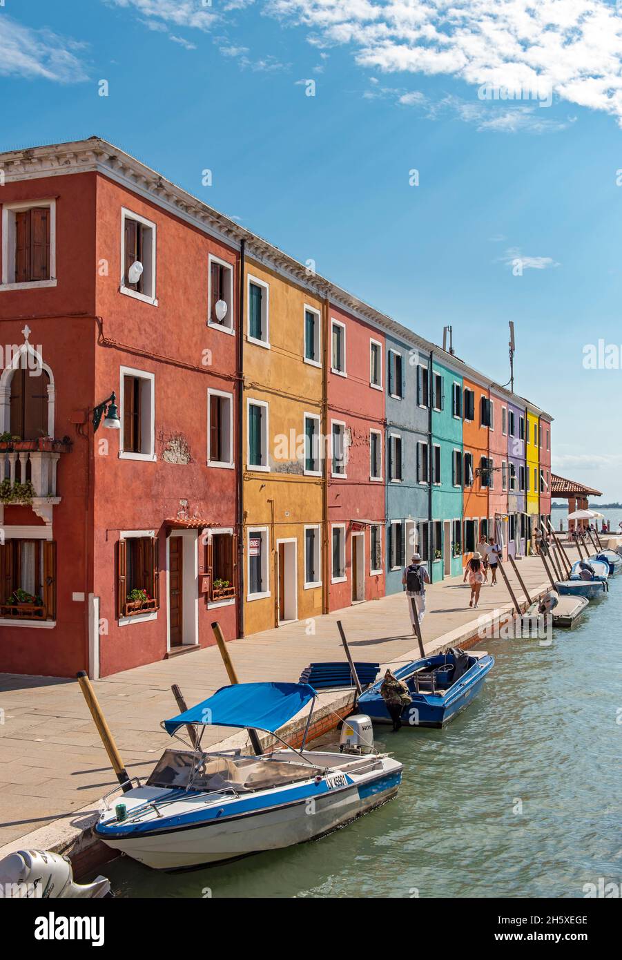 Bunte Häuser entlang des Kanals, Fondamenta di Cao Moleca, Burano, Venedig, Italien Stockfoto