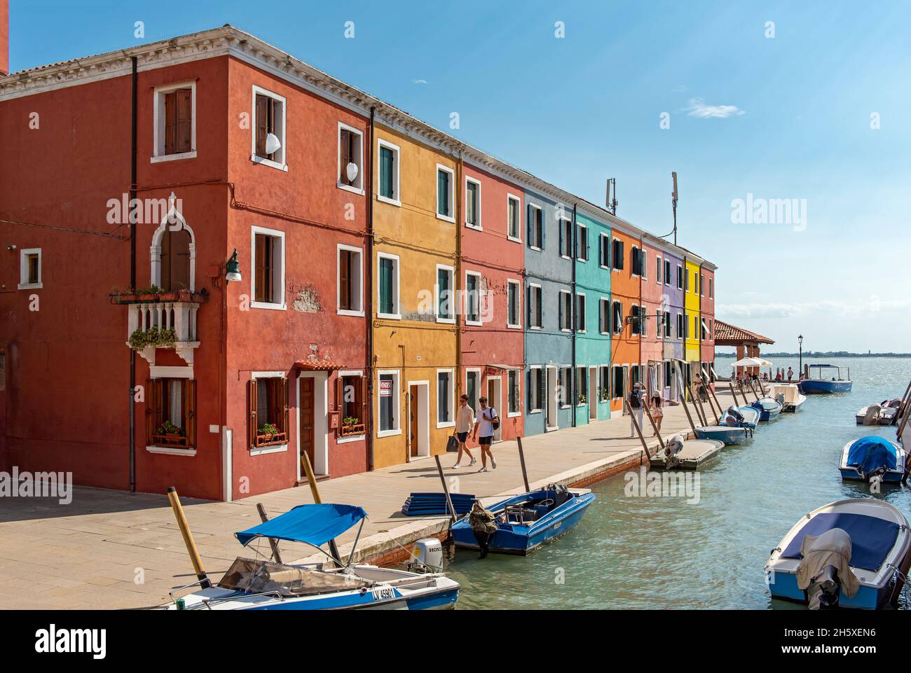 Bunte Häuser entlang des Kanals, Fondamenta di Cao Moleca, Burano, Venedig, Italien Stockfoto