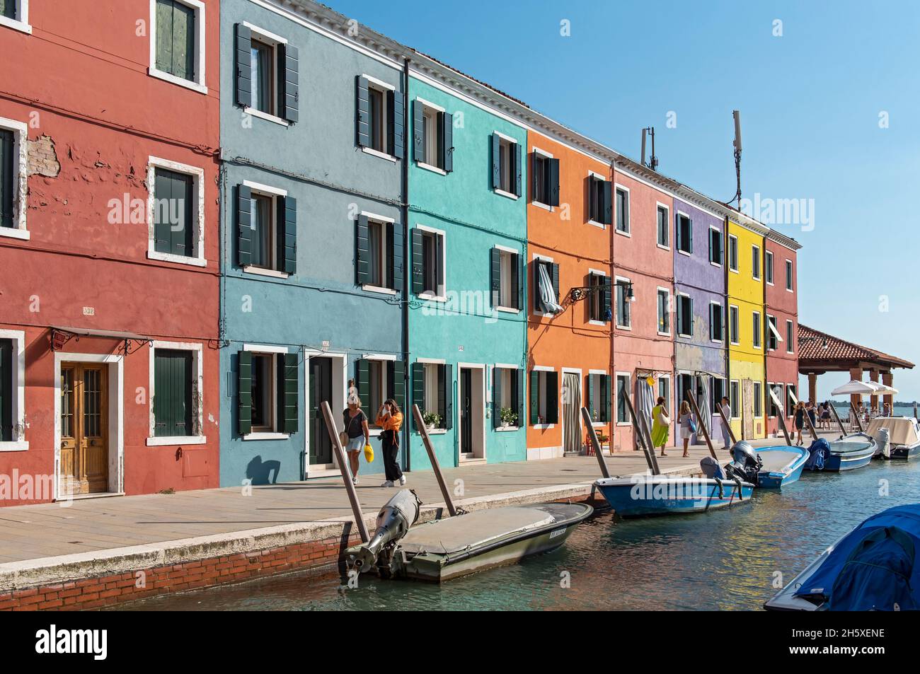 Bunte Häuser entlang des Kanals, Fondamenta di Cao Moleca, Burano, Venedig, Italien Stockfoto