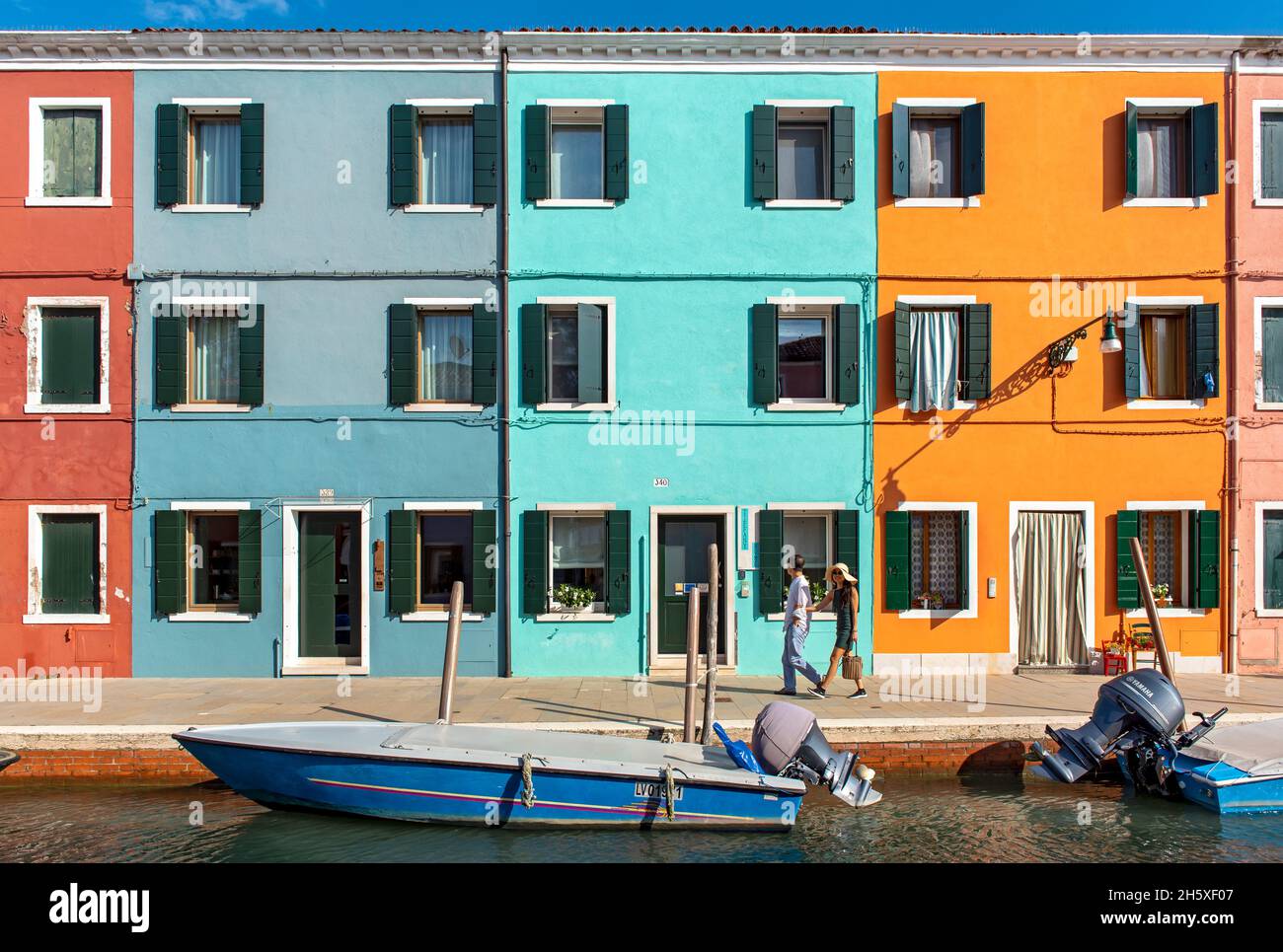 Hell gestrichene Häuser, Fondamenta di Cao Moleca, Burano, Venedig, Italien Stockfoto
