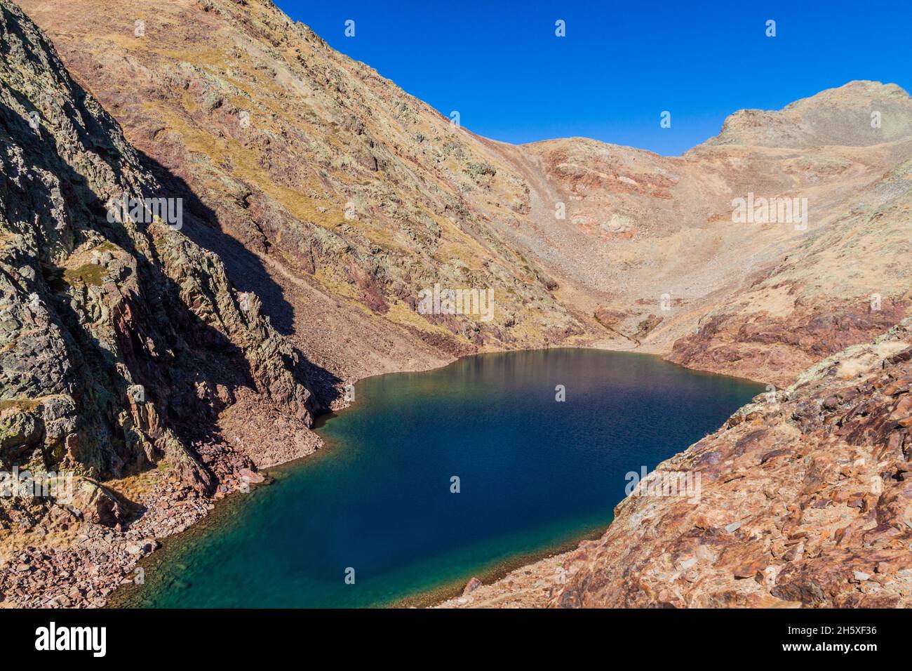 Estany Negre Schwarzer See im Parc Natural Comunal de les Valls del Comapedrosa Nationalpark in Andorra Stockfoto