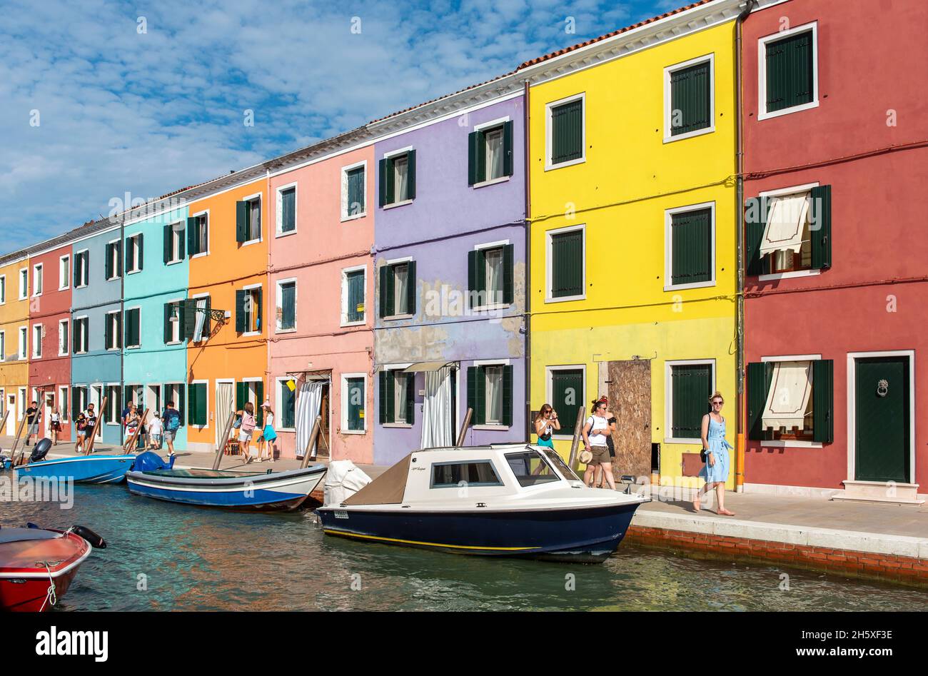 Boote und bunte Häuser, Fondamenta di Cao Moleca, Burano, Venedig, Italien Stockfoto