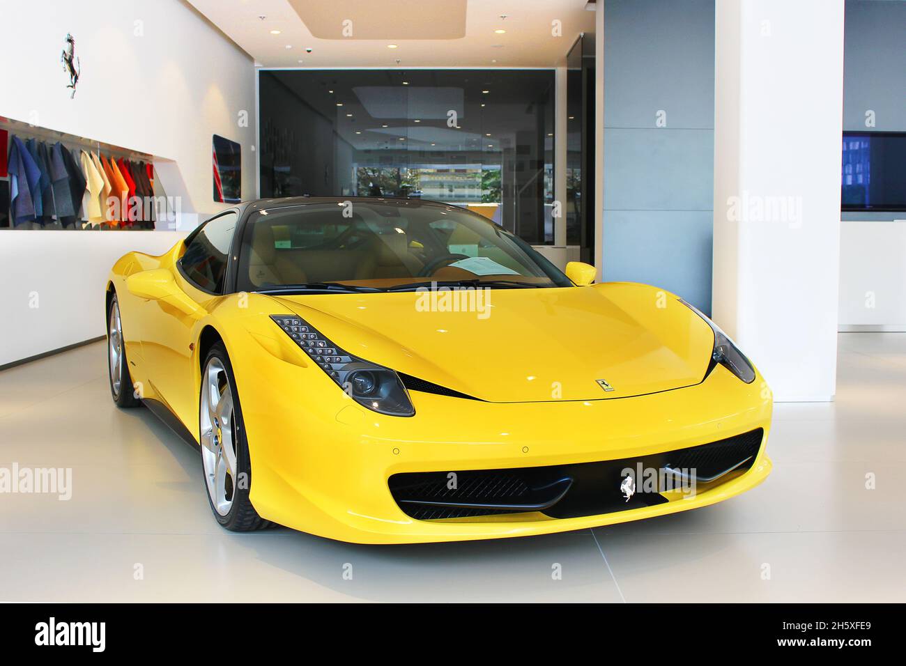 Kiew, Ukraine - 31. Juli 2011: Ferrari 458 Italia. Gelb und schwarz. Neues Auto. Auto zum Verkauf Stockfoto