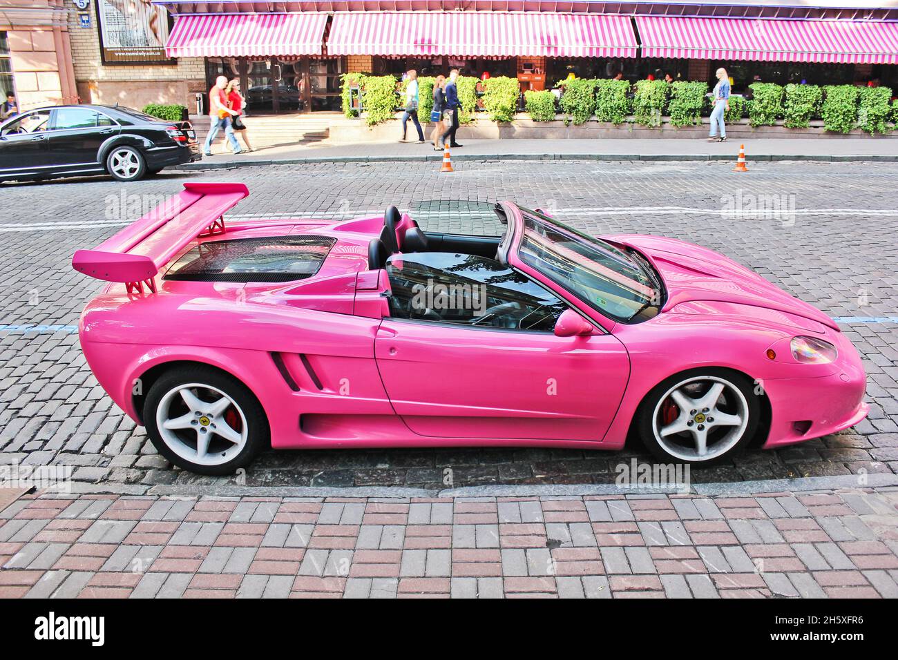 Kiew, Ukraine - 1. Juni 2013: Pink exclusive Supercar Ferrari Modena F360 Spider Sbarro GT8. Tuning-Auto Stockfoto