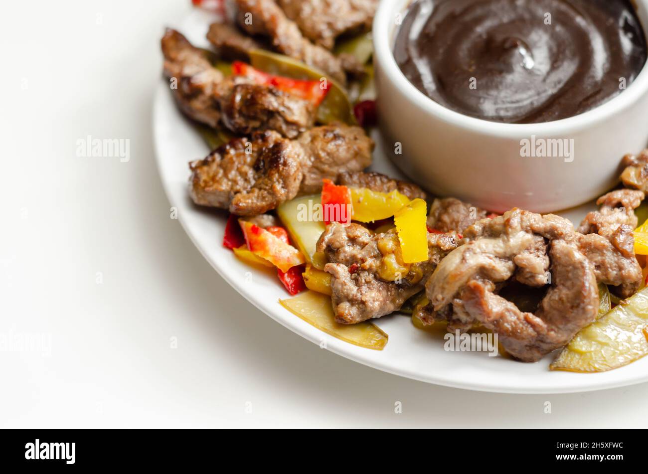 Rinderstreifen mit gemischten Paprika und Mangout serviert mit schwarzer Bohnensauce, chinesisches Gericht Stockfoto