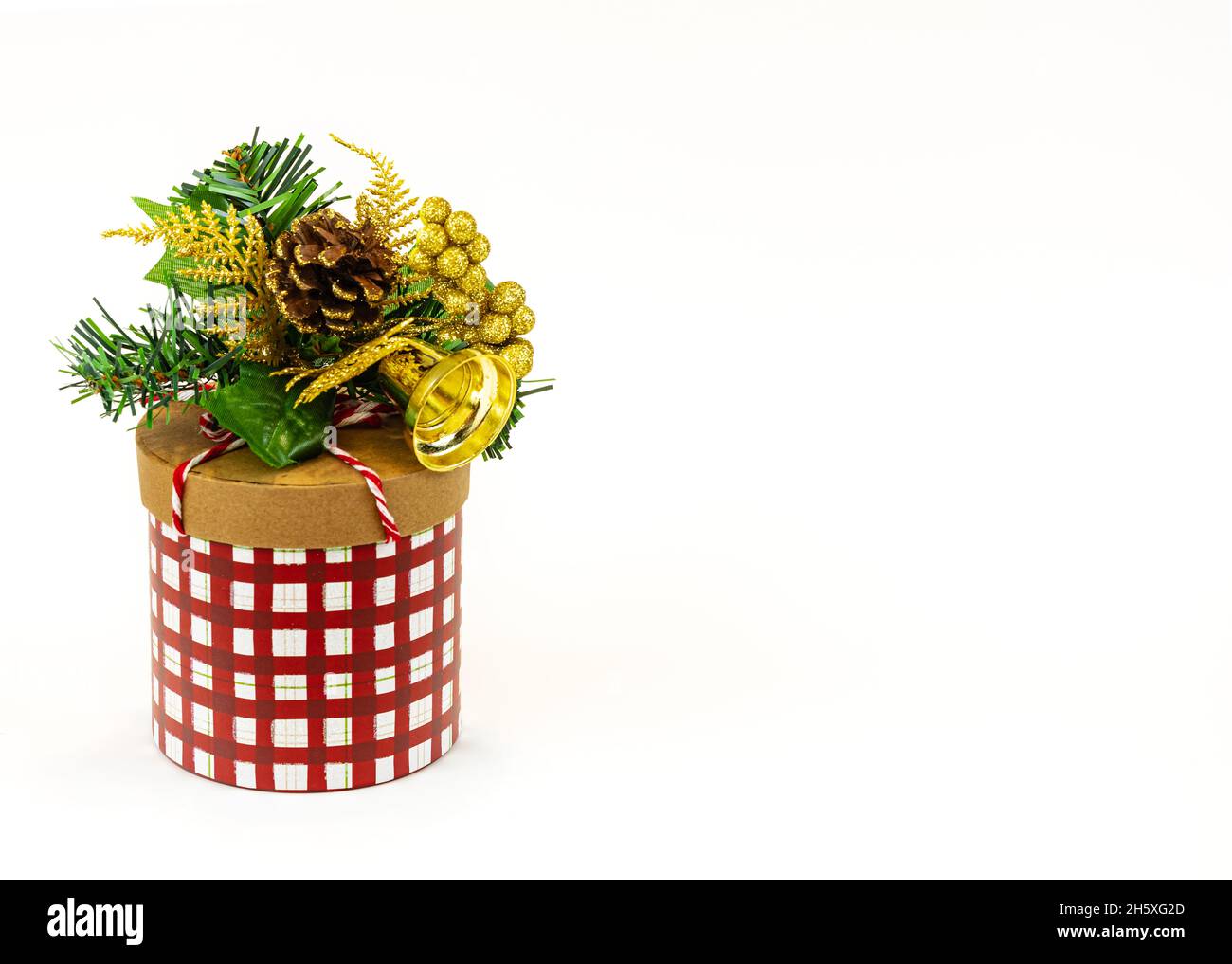 Geschenkbox mit weihnachtlicher Dekoration auf weißem Hintergrund. Elegante Geschenkschachteln mit roten und weißen Karos. Schwarzer Hintergrund Foto, niemand, kopieren Platz für te Stockfoto