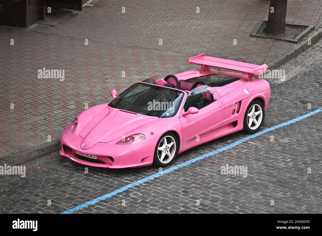 Kiew, Ukraine - 1. Juni 2013: Pink exclusive Supercar Ferrari Modena F360 Spider Sbarro GT8. Tuning-Auto Stockfoto