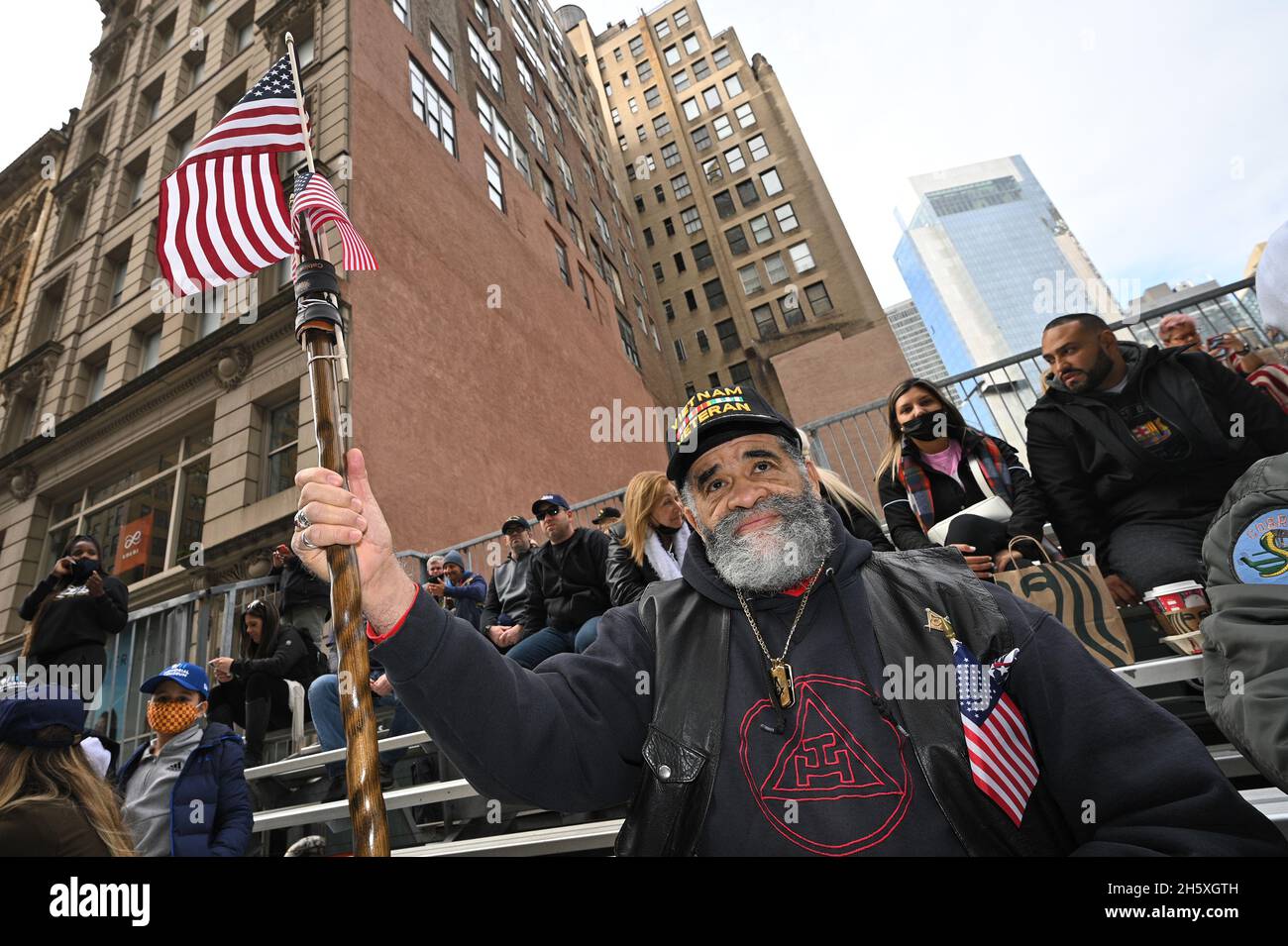 New York, USA. November 2021. Ein Vietnam-Veteran, der sich „Bruder Fritz“ nennt, nimmt an der 102. Jährlichen New York City Veterans Day Parade in New York, NY, am 11. November 2021 Teil. Und hatte 200 marschierende Einheiten, mit aktiven Mitgliedern der Streitkräfte und verschiedenen militärischen Veteranengruppen. (Foto von Anthony Behar/Sipa USA) Quelle: SIPA USA/Alamy Live News Stockfoto