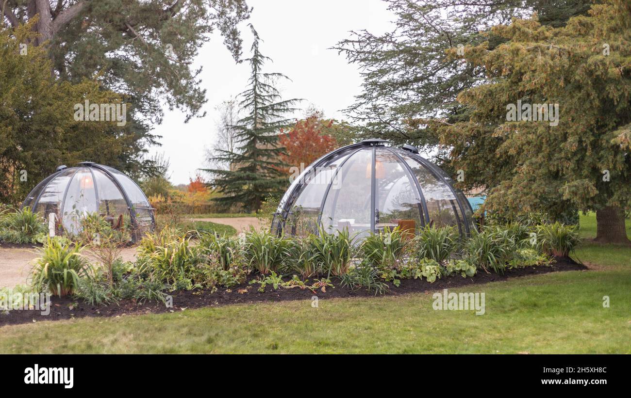 Im Herbst können Gäste im Freien mit Glaskuppel speisen Stockfoto