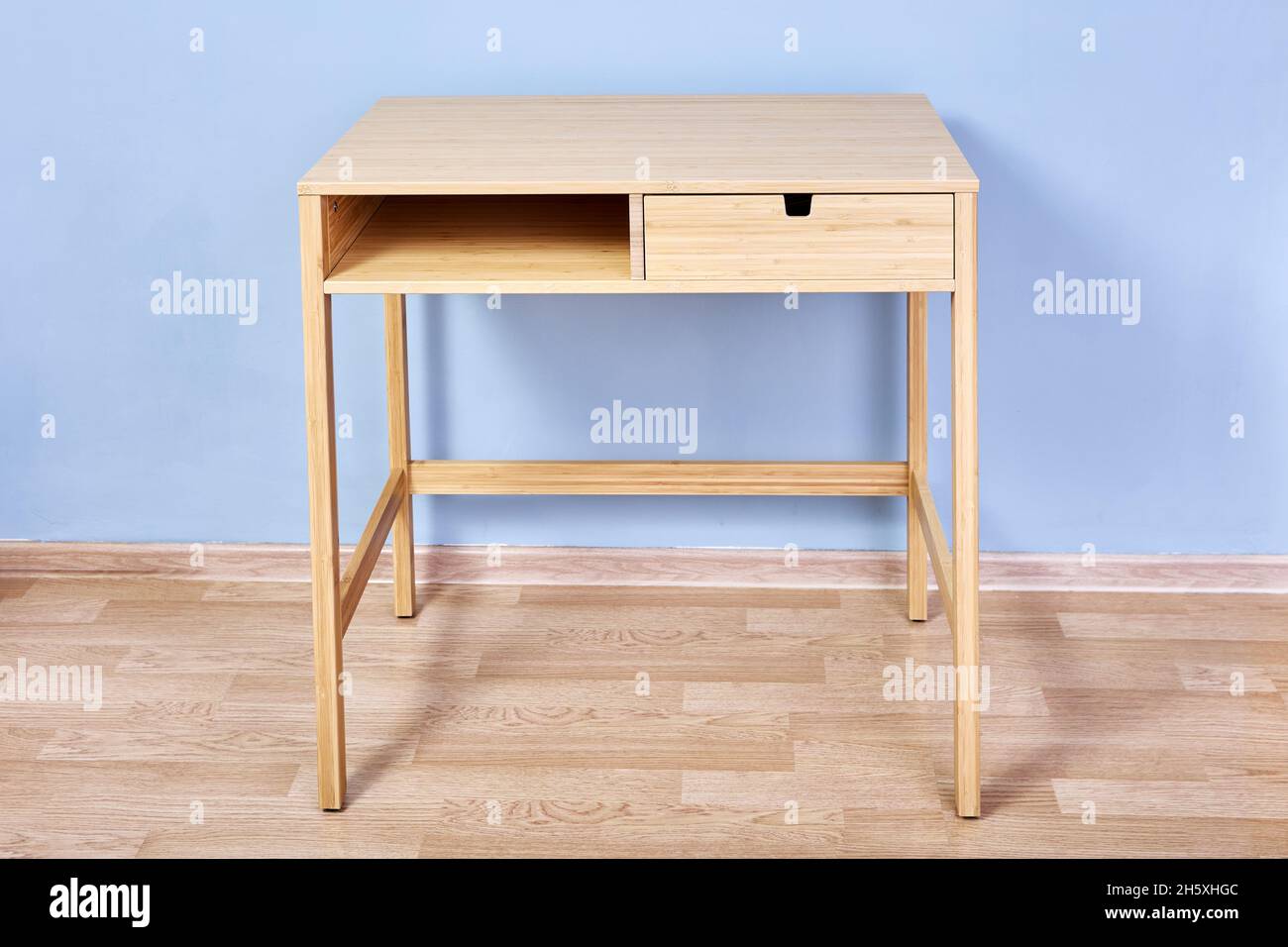 Schreibtisch oder Konsolentisch mit Stauraum Stockfotografie - Alamy
