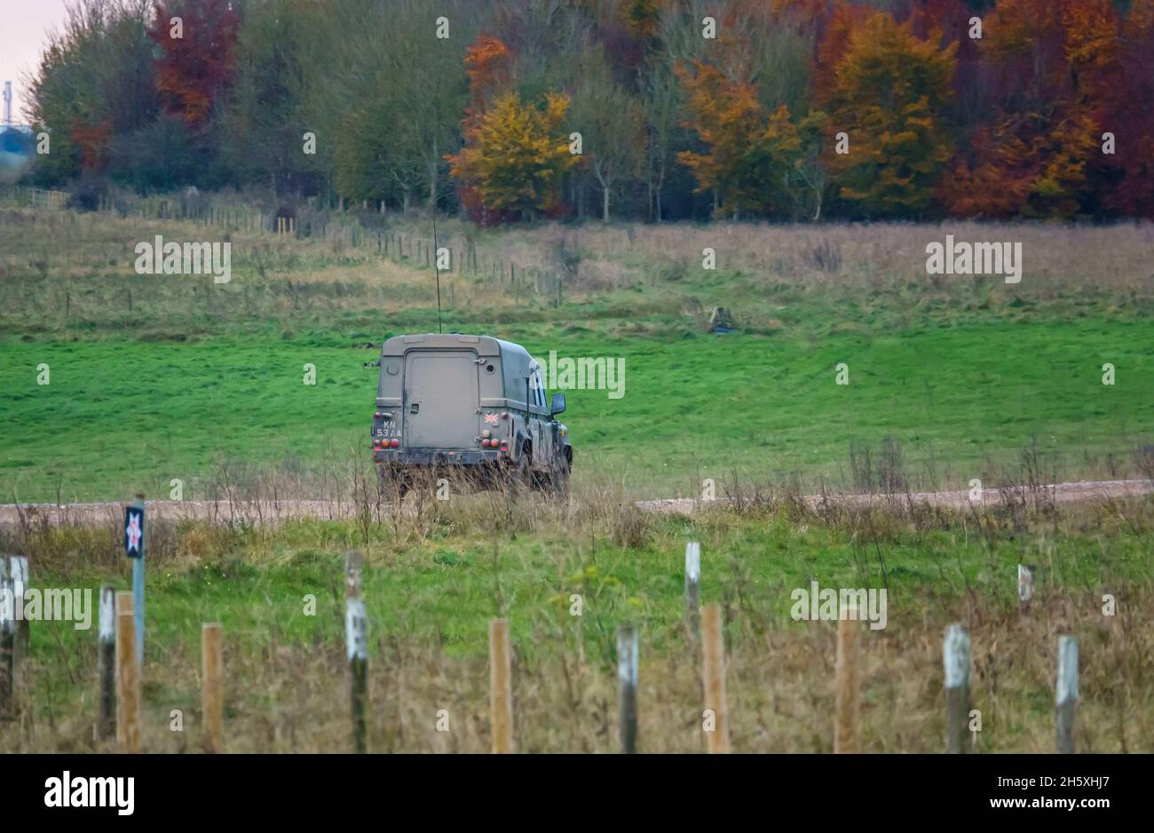 Britische Armee Land Rover Defender Wolf leichte Nutzfahrzeug auf einer militärischen Übung, Salisbury Plain Großbritannien Stockfoto