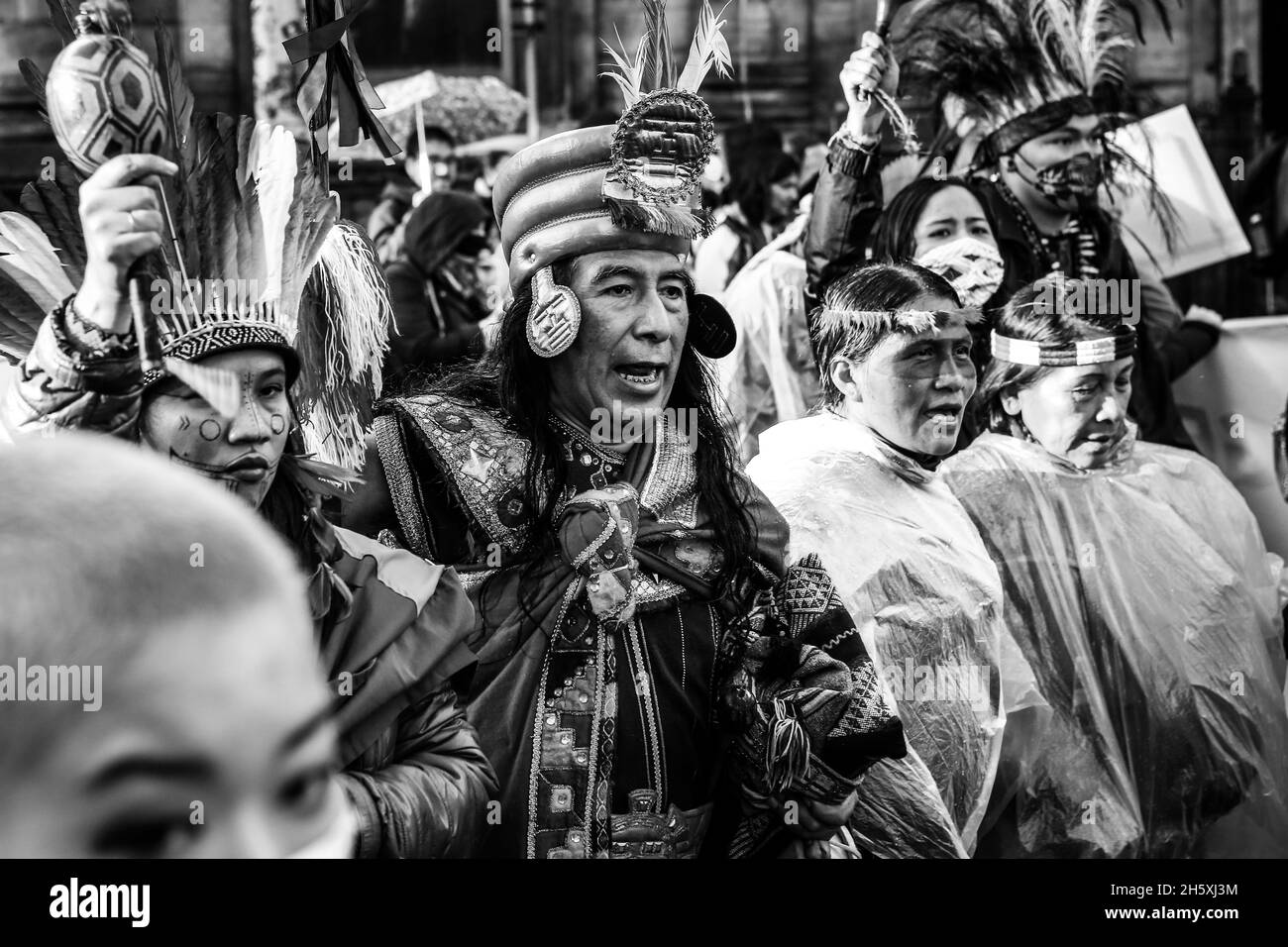Mitglieder indigener Stämme Südamerikas nehmen am Global Day of Action for Climate Justice march auf der COP26 in Glasgow 06.11.2021 Teil Stockfoto
