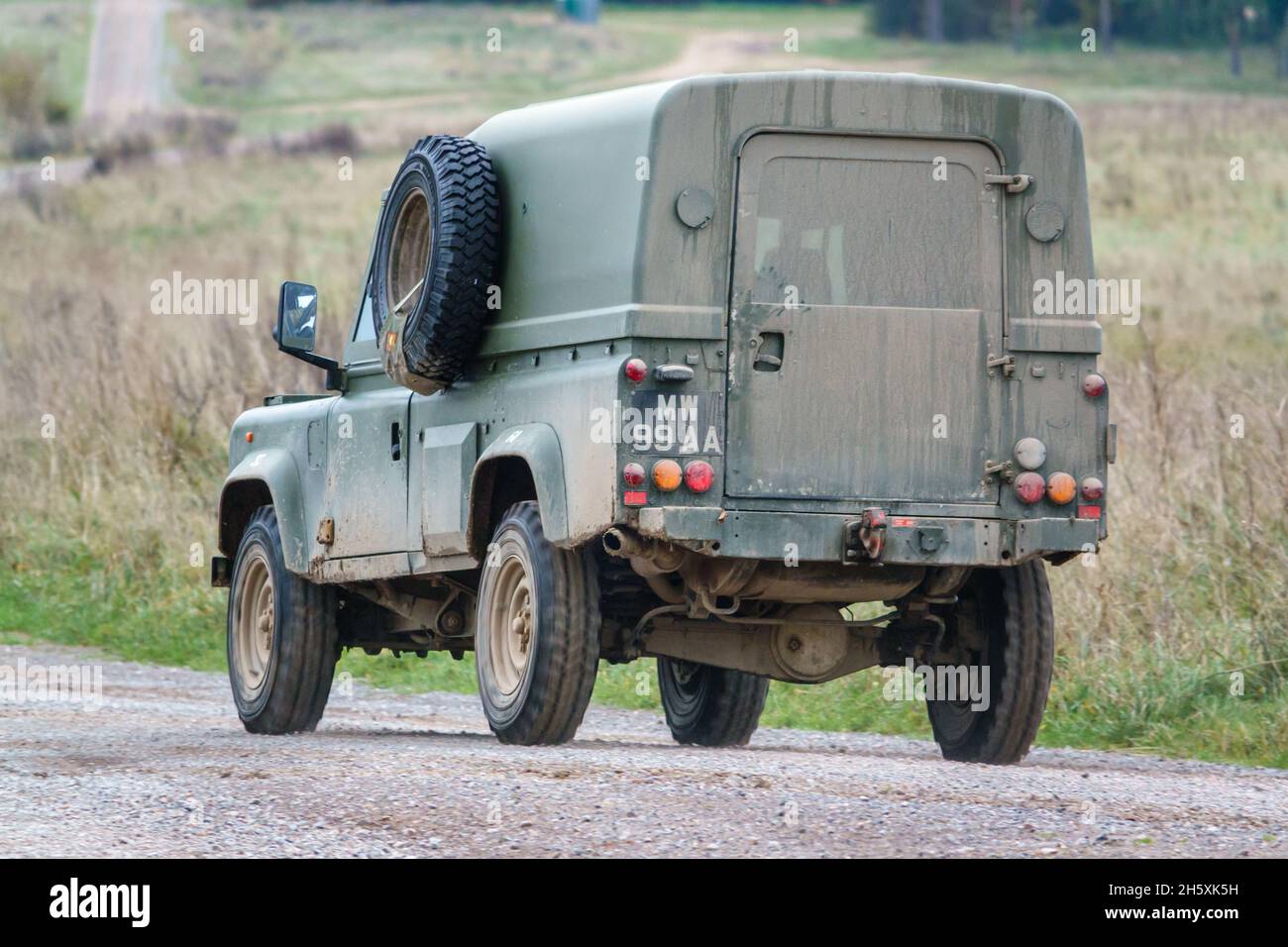 Britische Armee Land Rover Defender Wolf leichte Nutzfahrzeug auf einer militärischen Übung, Salisbury Plain Großbritannien Stockfoto