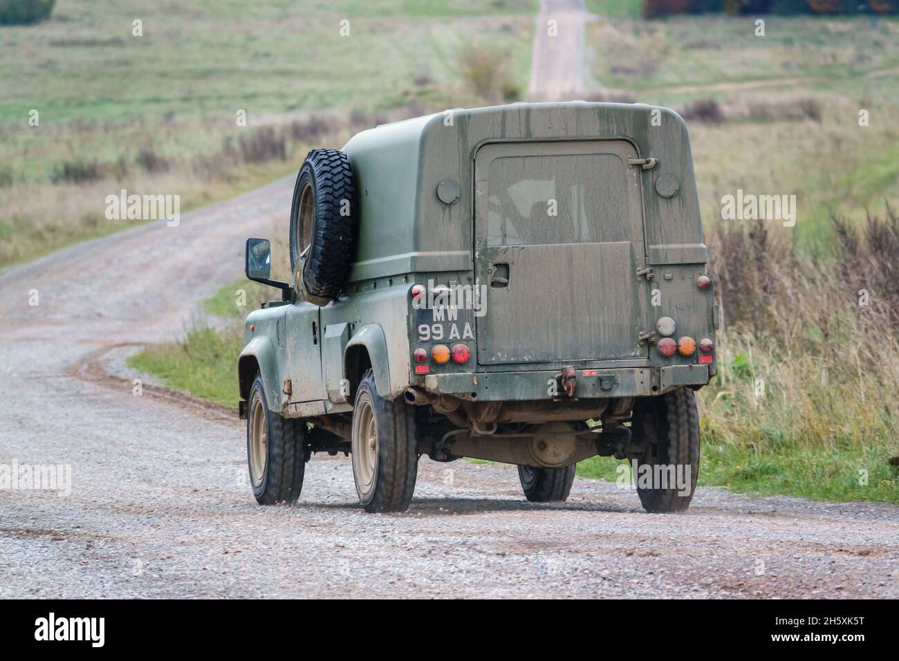 Britische Armee Land Rover Defender Wolf leichte Nutzfahrzeug auf einer militärischen Übung, Salisbury Plain Großbritannien Stockfoto