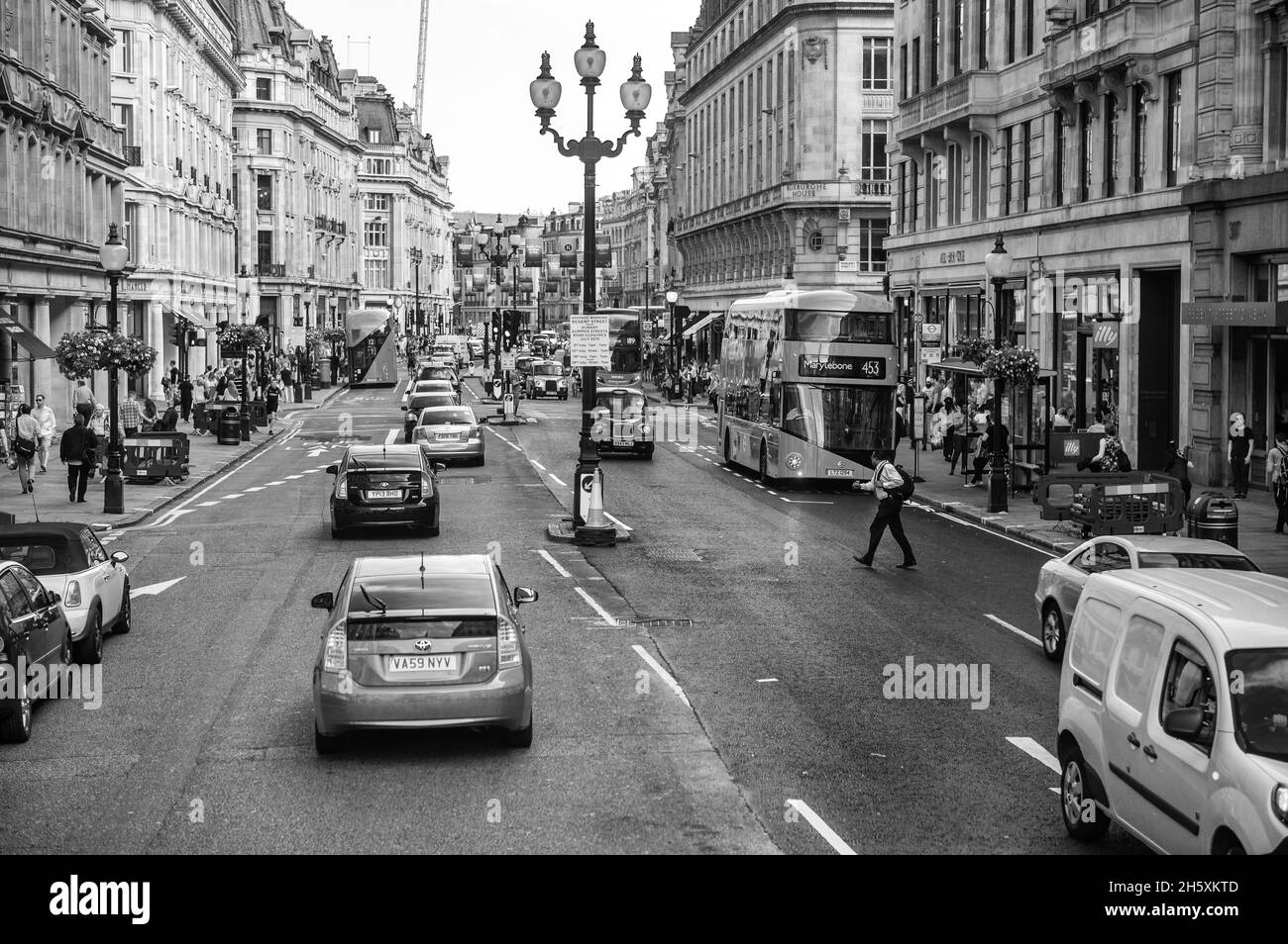 LONDON, VEREINIGTES KÖNIGREICH - 03. Jul 2015: Ein Blick von außen auf Busse und Autos, die sich entlang einer überfüllten, verstopften Straße in London beschleunigen Stockfoto