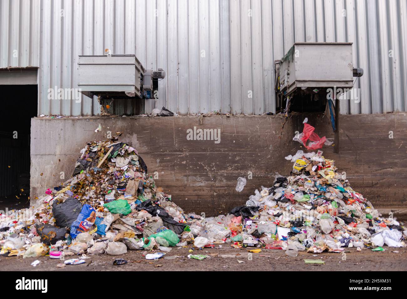 Moskau. Russland. Herbst 2020. Der Müll fällt aus dem Müllsammler. Die Reste des Mülls nach der Sortierung. Stockfoto