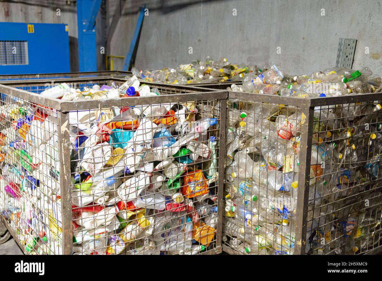 Moskau. Russland. Herbst 2020. Kunststoffflaschen in der Müllfabrik. Nach dem Sortieren nach Format und Art der Kunststoffbehälter ausgewählt. Stockfoto