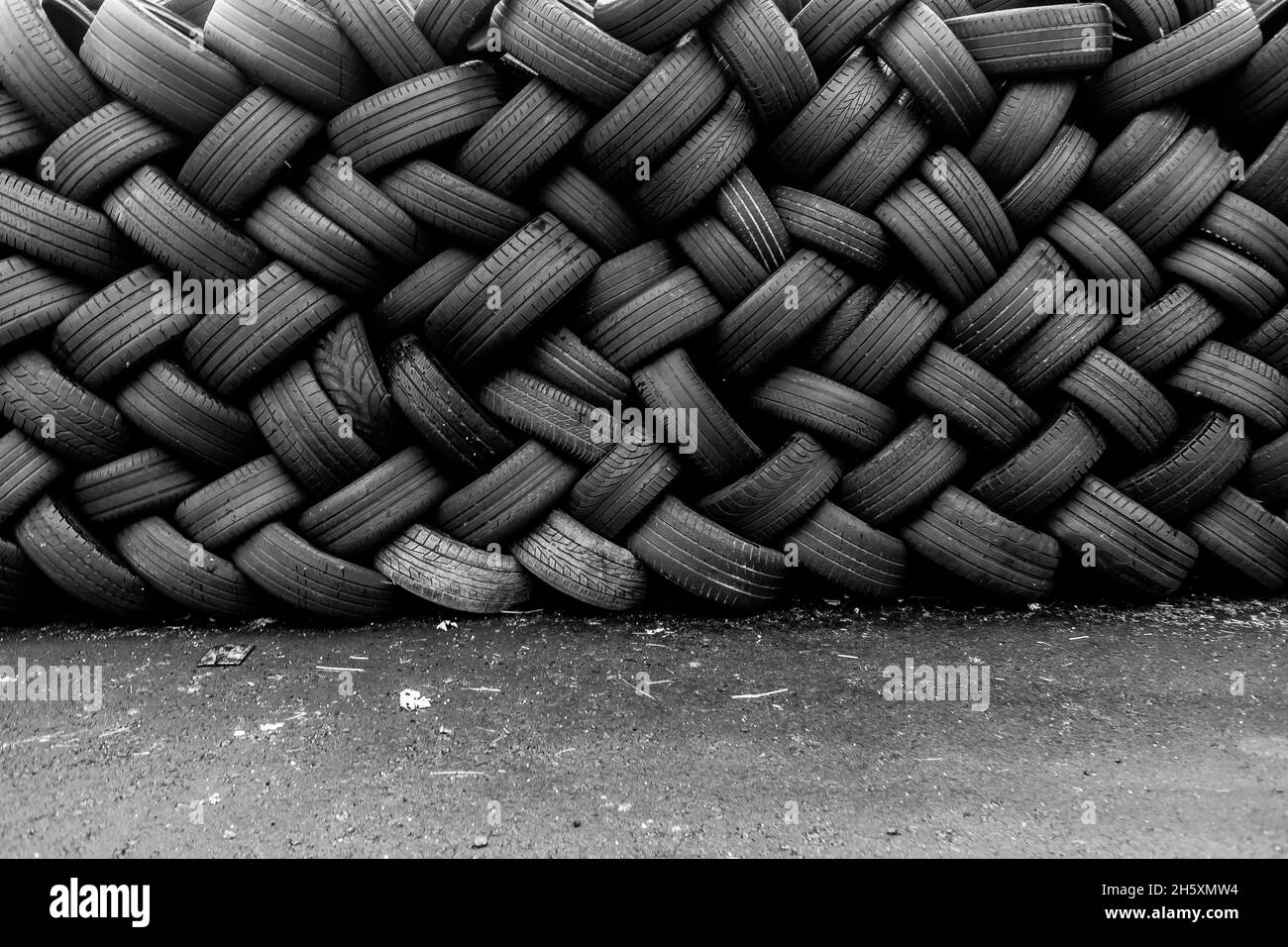 Alte Gebrauchtwagenreifen. Ein Haufen schwarzer Reifen, abstrakter Hintergrund. Stockfoto