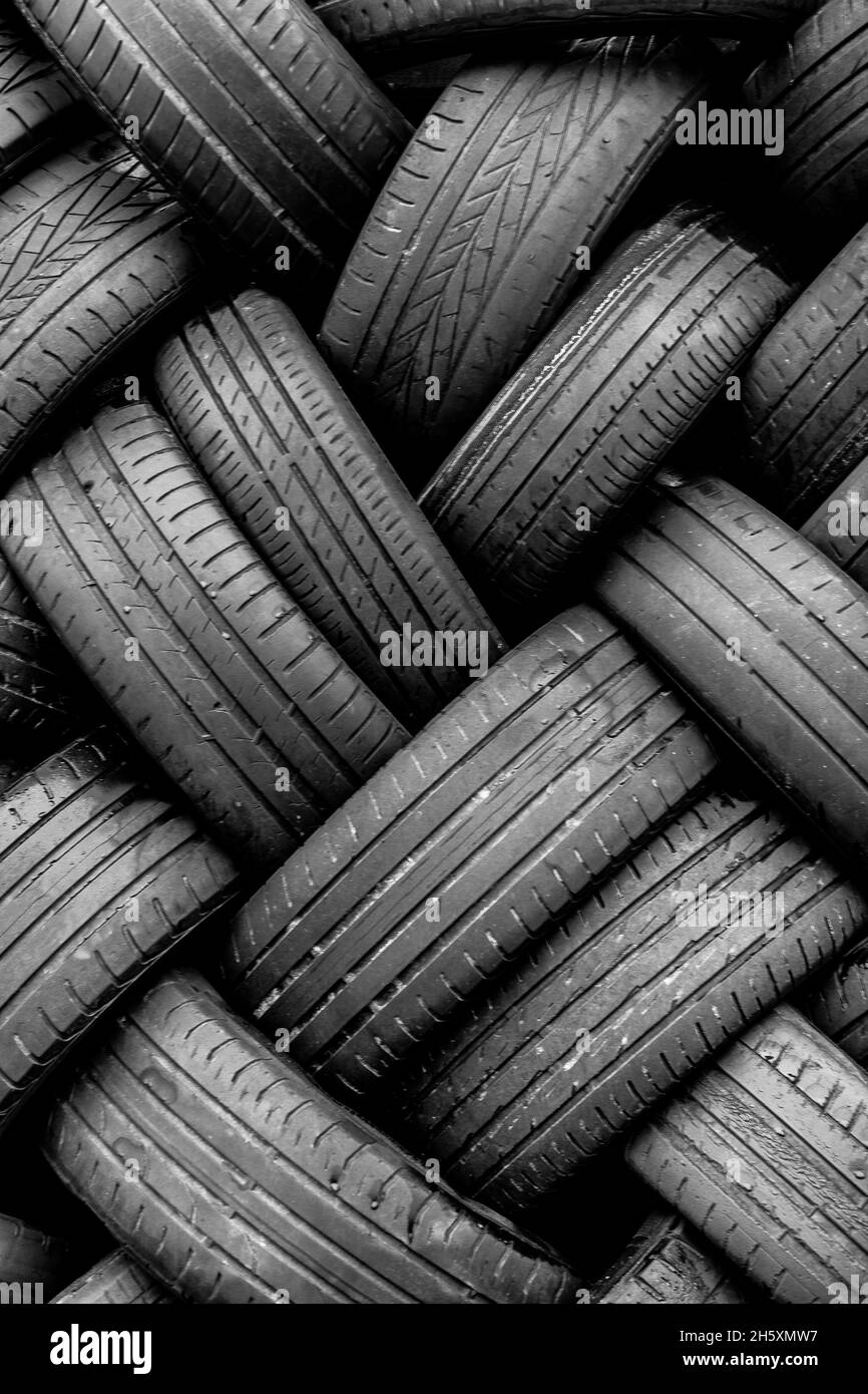 Alte Gebrauchtwagenreifen. Ein Haufen schwarzer Reifen, abstrakter Hintergrund. Stockfoto