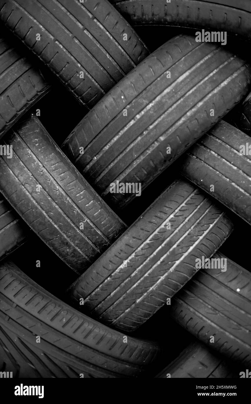 Alte Gebrauchtwagenreifen. Ein Haufen schwarzer Reifen, abstrakter Hintergrund. Stockfoto