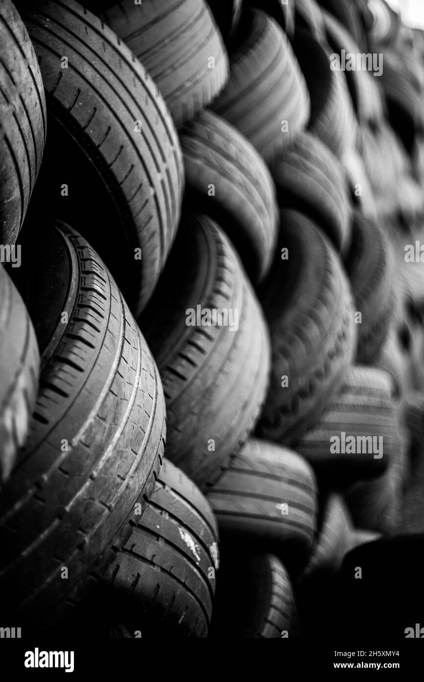 Alte Gebrauchtwagenreifen. Ein Haufen schwarzer Reifen, abstrakter Hintergrund. Stockfoto
