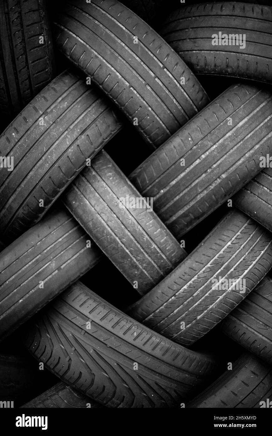 Alte Gebrauchtwagenreifen. Ein Haufen schwarzer Reifen, abstrakter Hintergrund. Stockfoto
