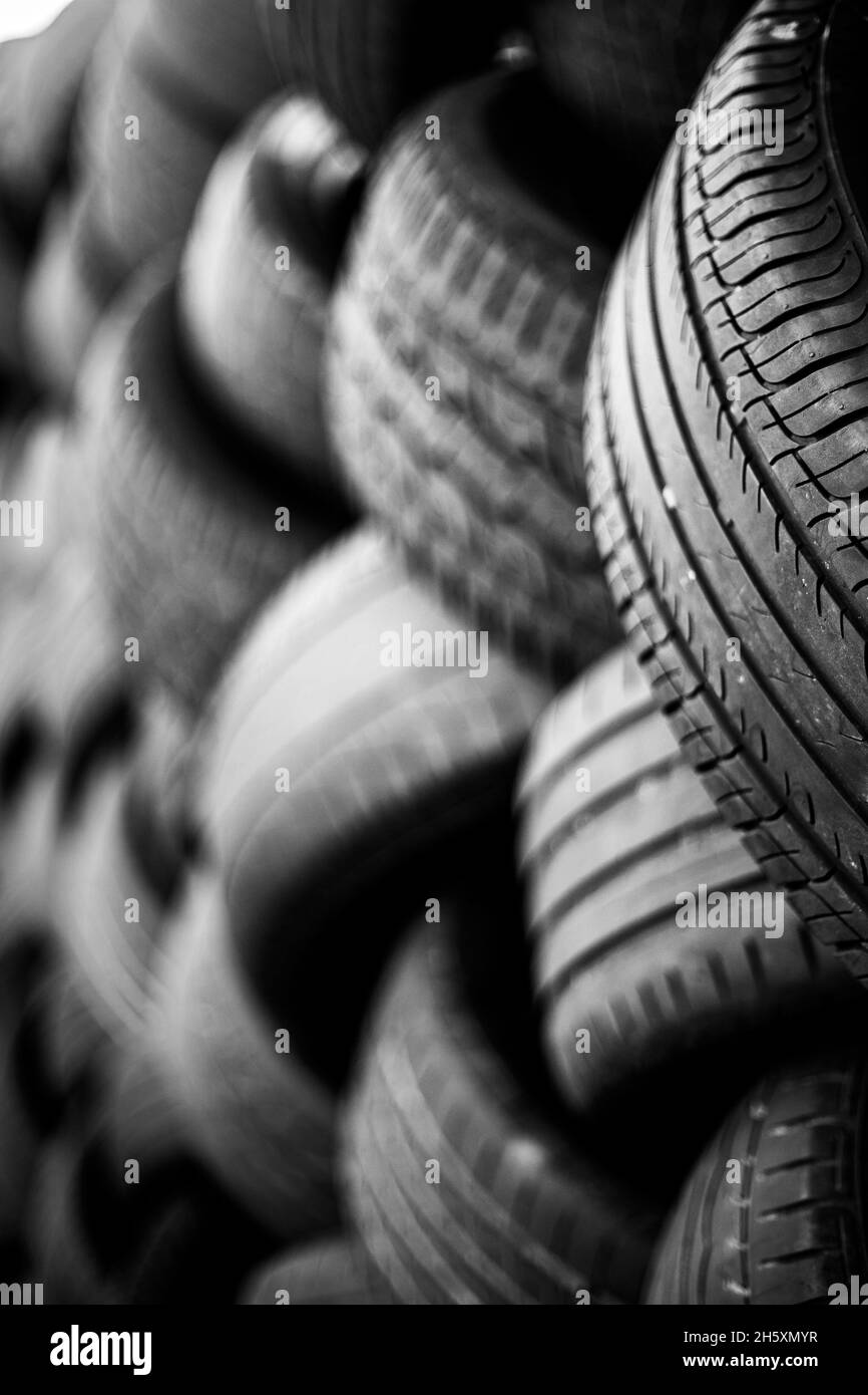 Alte Gebrauchtwagenreifen. Ein Haufen schwarzer Reifen, abstrakter Hintergrund. Stockfoto