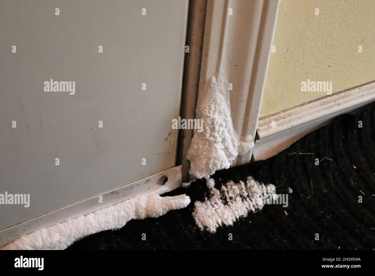 Nahaufnahme einer Tür, die aufgrund der Kälte mit Frost bedeckt ist Stockfoto