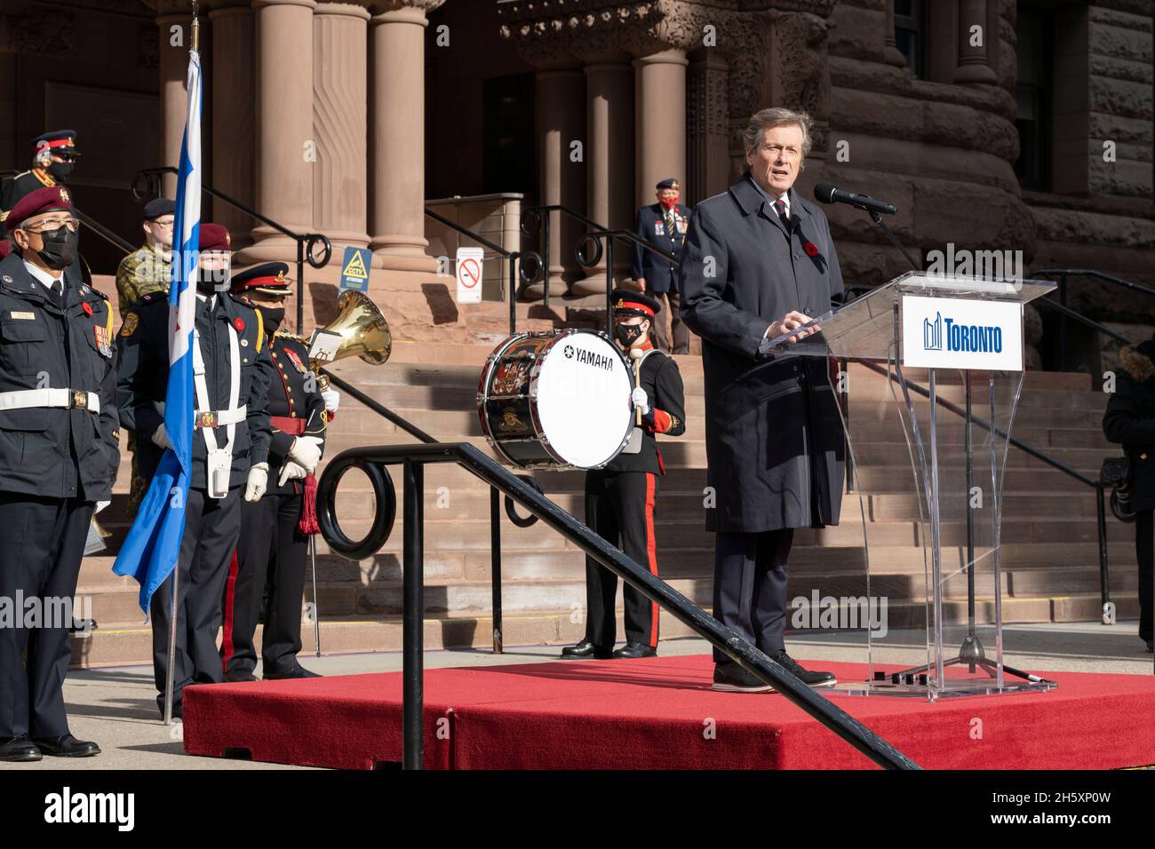 Der Bürgermeister von Toronto, John Tory, spricht während der Gedenkfeier am Alten Rathaus, 11 2021. November, Kanada Stockfoto
