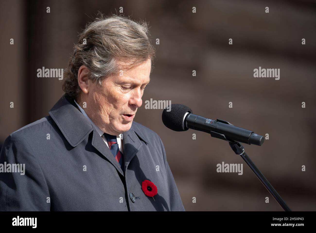 Der Bürgermeister von Toronto, John Tory, spricht während der Gedenkfeier am Alten Rathaus, 11 2021. November, Kanada Stockfoto