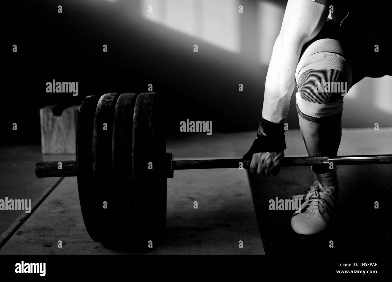 Mann übt Gewichtheben in einer Crossfit-Turnhalle Stockfoto