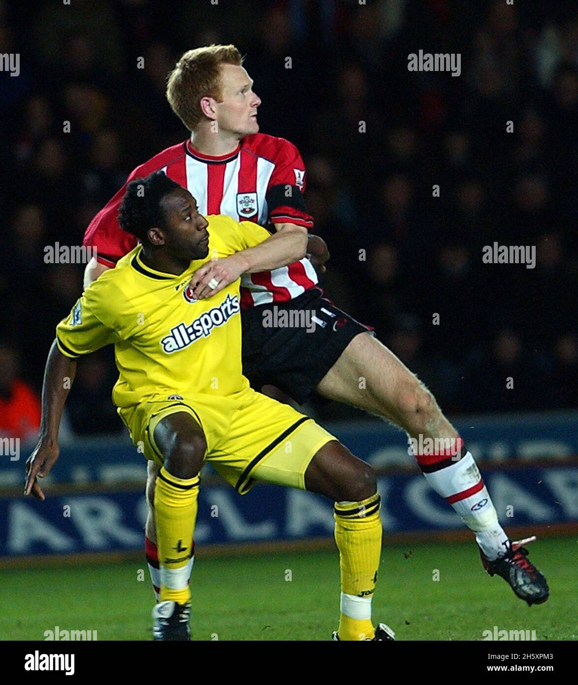 SAINTS V CHARLTON 7-12-03 MICHAEL SVENSSON UND JASON EWELL PIC MIKE WALKER, 2003 Stockfoto