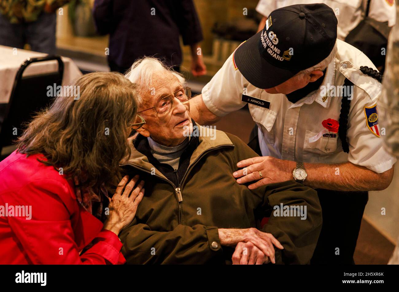 Bloomington, USA. November 2021. Charles Lewis, Veteran des Zweiten Weltkriegs und ehemaliger Kriegsgefangener, wird während der Veteranentag-Zeremonie in der Burton Woolery American Legion Post 18 in Bloomington begrüßt. Kredit: SOPA Images Limited/Alamy Live Nachrichten Stockfoto