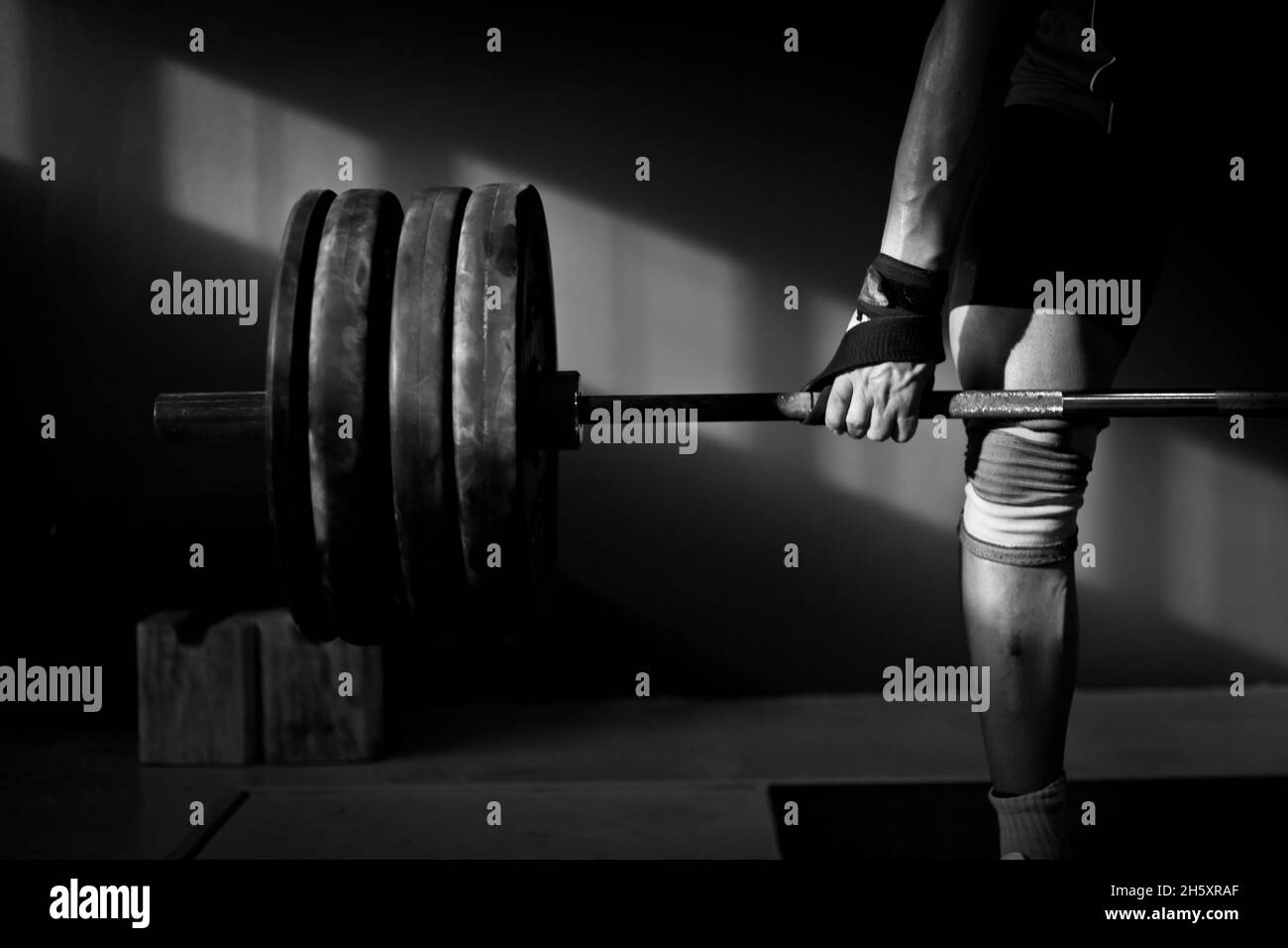 Mann übt Gewichtheben in einer Crossfit-Turnhalle Stockfoto