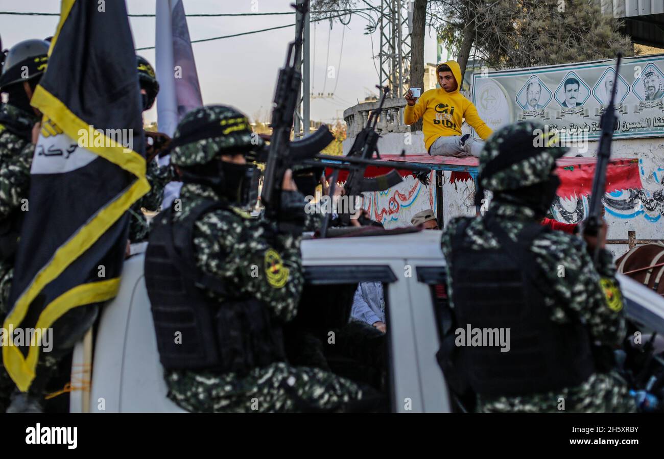 Gaza, Palästina. November 2021. Palästinensische Aktivisten der Al-Quds Brigaden, dem bewaffneten Flügel der Bewegung des Islamischen Dschihad, nehmen an einer Militärparade Teil, um den 34. Jahrestag der Gründung der Bewegung und den zweiten Jahrestag der Tötung ihres Führers Bahaa Abu el-Atta zu begehen. Kredit: SOPA Images Limited/Alamy Live Nachrichten Stockfoto
