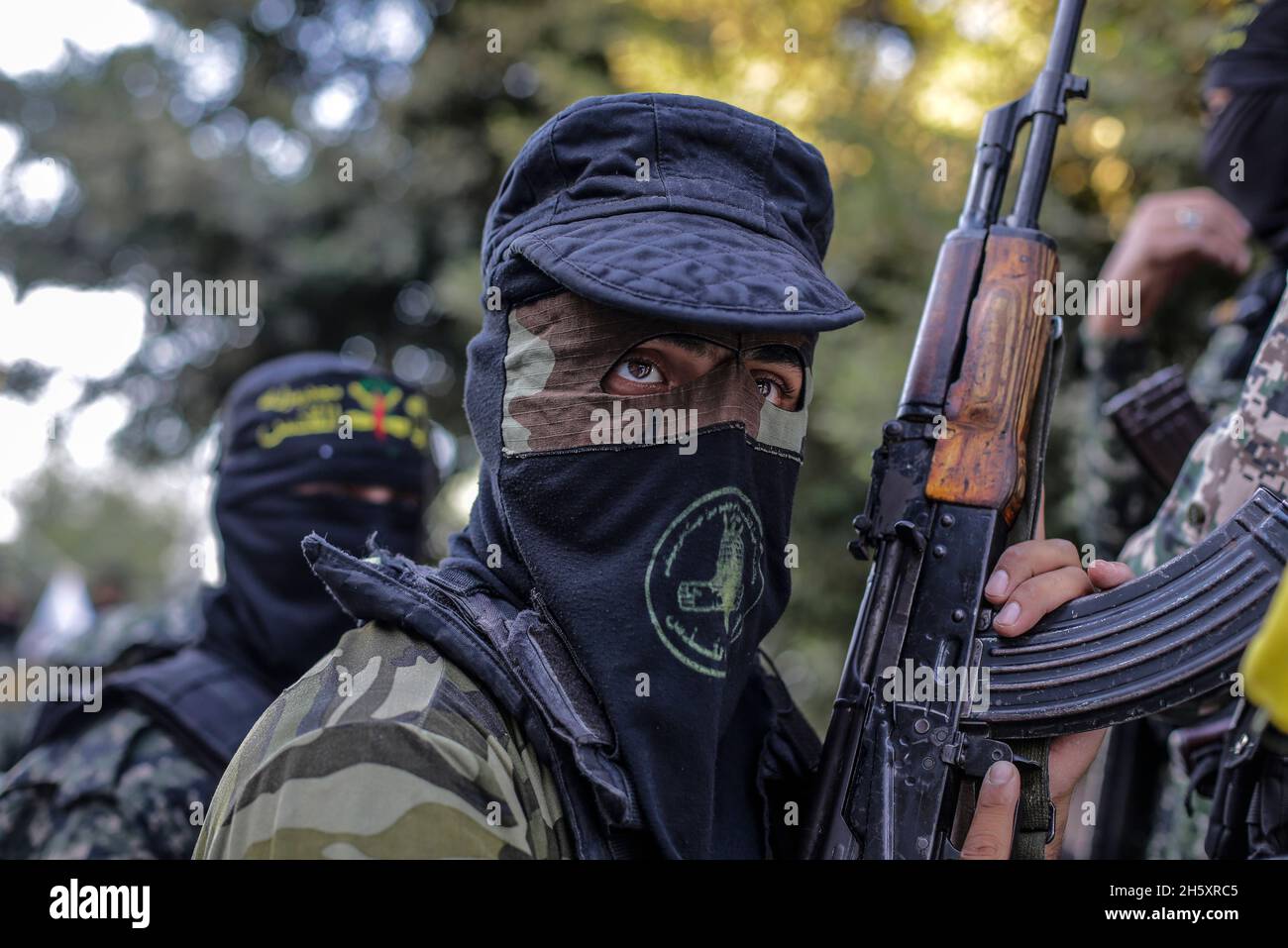 Gaza, Palästina. November 2021. Palästinensische Aktivisten der Al-Quds Brigaden, dem bewaffneten Flügel der Bewegung des Islamischen Dschihad, nehmen an einer Militärparade Teil, um den 34. Jahrestag der Gründung der Bewegung und den zweiten Jahrestag der Tötung ihres Führers Bahaa Abu el-Atta zu begehen. Kredit: SOPA Images Limited/Alamy Live Nachrichten Stockfoto