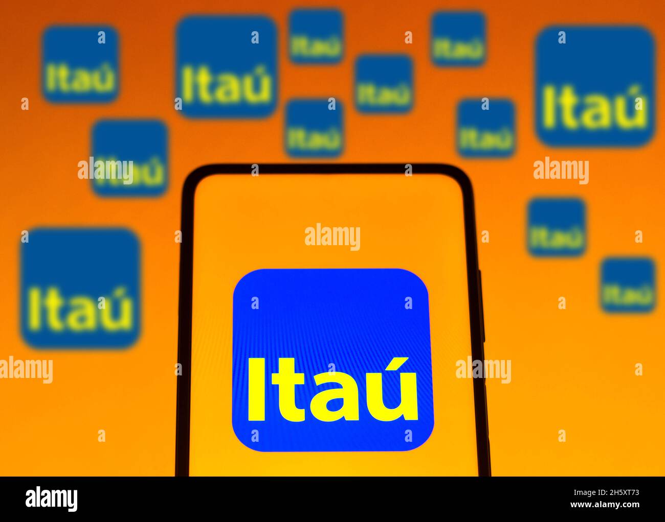 Brasilien. November 2021. In dieser Abbildung ist ein Banco Itaú Logo zu sehen, das auf einem Smartphone-Bildschirm und im Hintergrund angezeigt wird. (Foto von Rafael Henrique/SOPA Images/Sipa USA) Quelle: SIPA USA/Alamy Live News Stockfoto