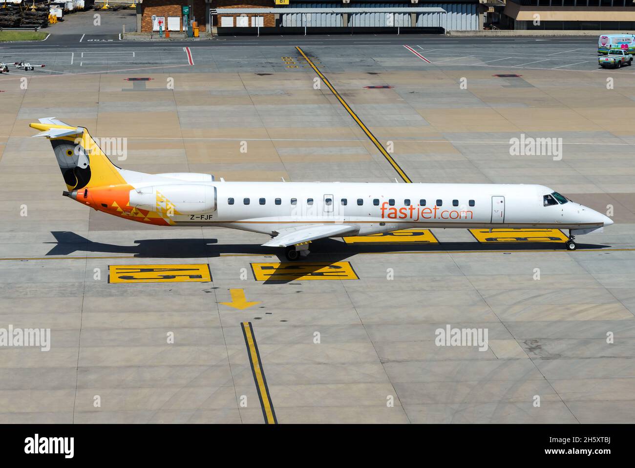 FastJet Embraer 145 rollt aus Harare, Simbabwe, ein. Flugzeug Z-FJF der Billigfluggesellschaft Fastjet Airlines aus Simbabwe. Stockfoto
