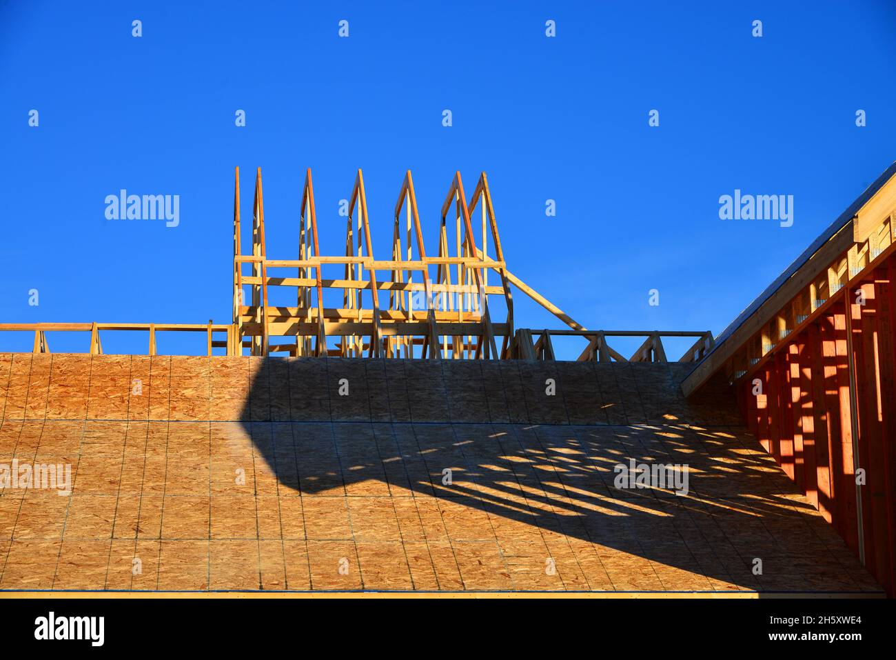 Neue Holzrahmen Haus im Bau. Stockfoto