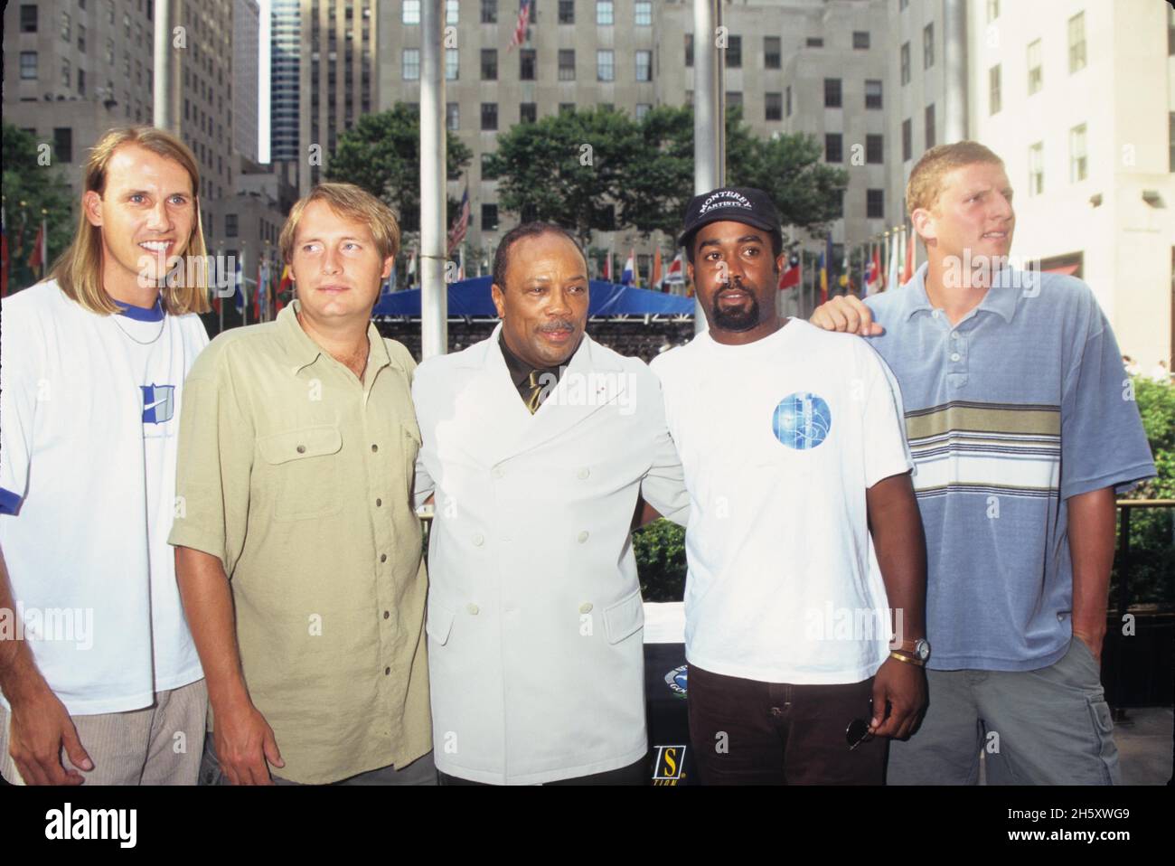 17. Juli 1997, New York, New York, USA: DARIUS RUCKER, MARK BRYAN, DEAN FELBER und JIM SONEFELD von der Band HOOTIE AND THE BLOWFISH nehmen 1998 an der Block Party Teil, um die Sommer-Goodwill-Spiele 1997 auf dem Rockefeller Plaza auszulösen. (Bild: © Kelly Jordan/ZUMA Press Wire) Stockfoto