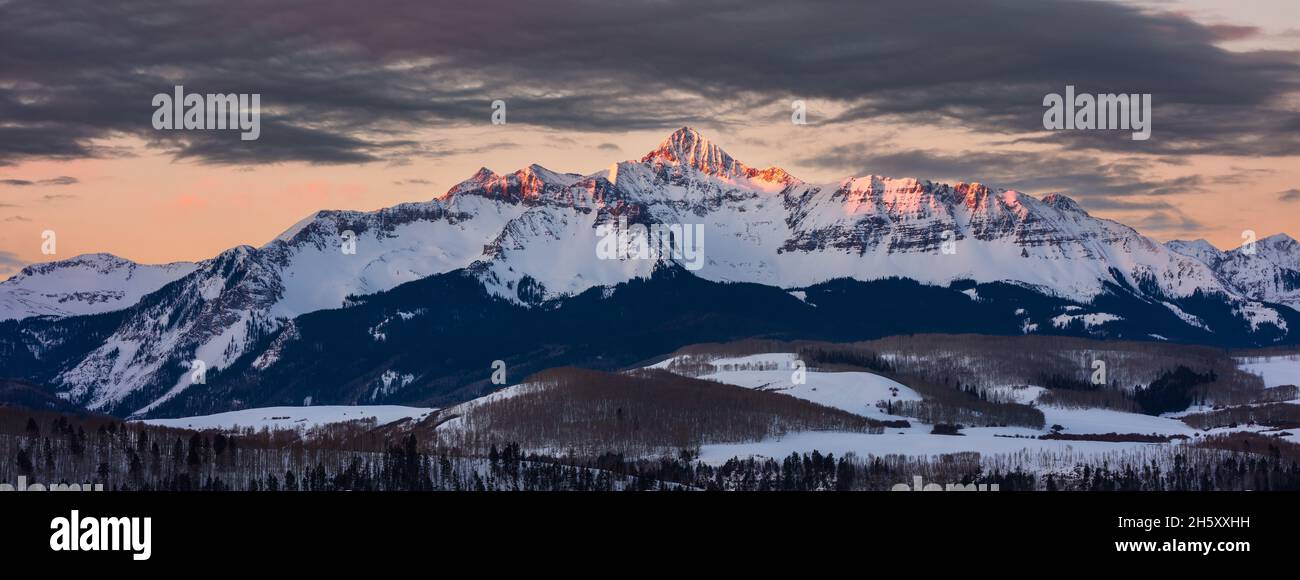 Wilson Peak und die San Juan Mountains in Telluride, Colorado, Winterlandschaft mit Sonnenaufgangslicht Stockfoto