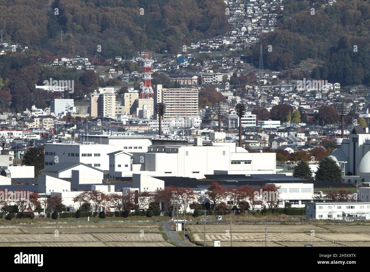 suwa, nagano, japan, 2021-06-11 , Stadt Suwa vom Rastplatz auf der Autobahn aus gesehen. Stockfoto