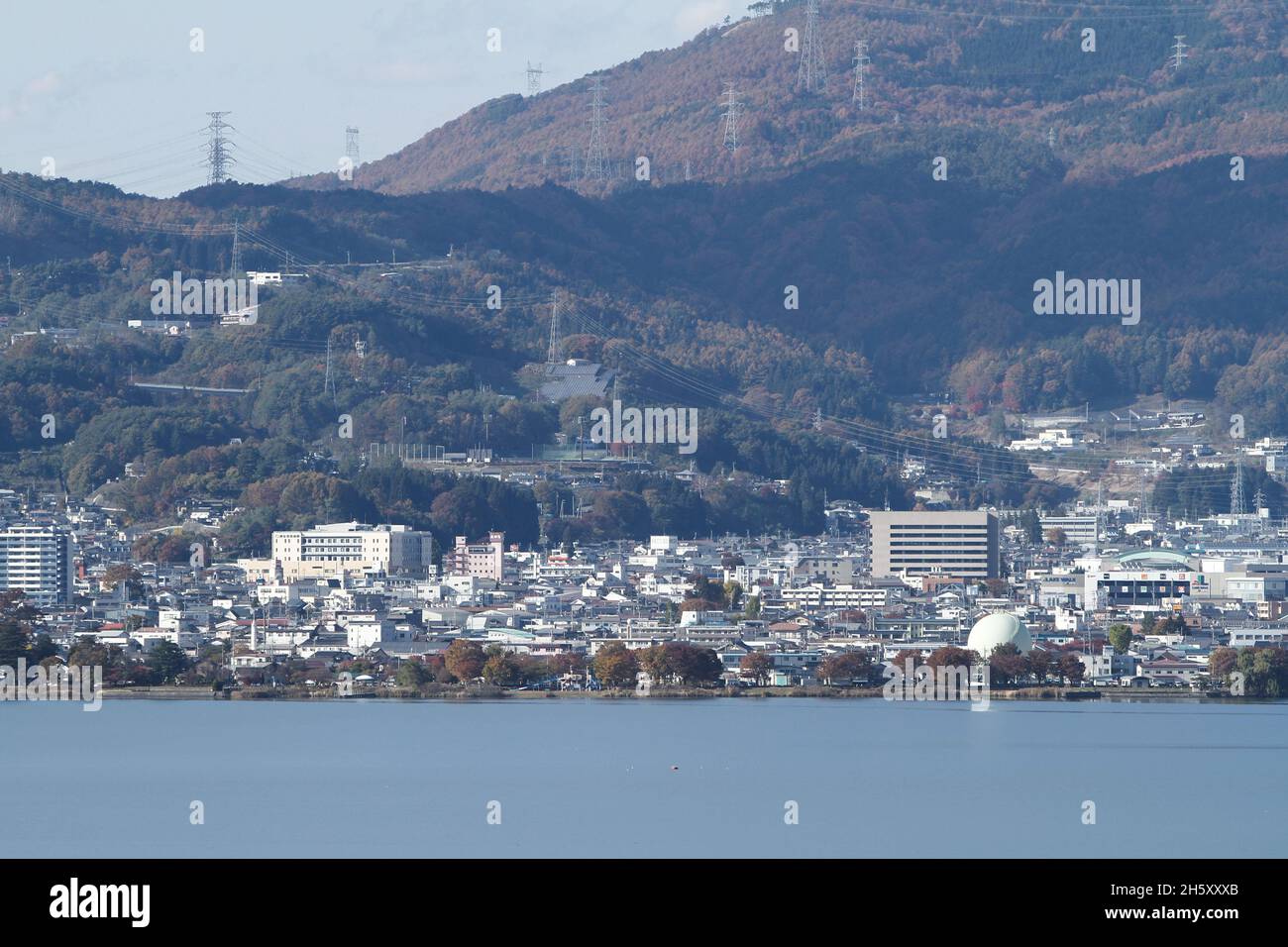 suwa, nagano, japan, 2021-06-11 , Stadt Suwa vom Rastplatz auf der Autobahn aus gesehen. Stockfoto