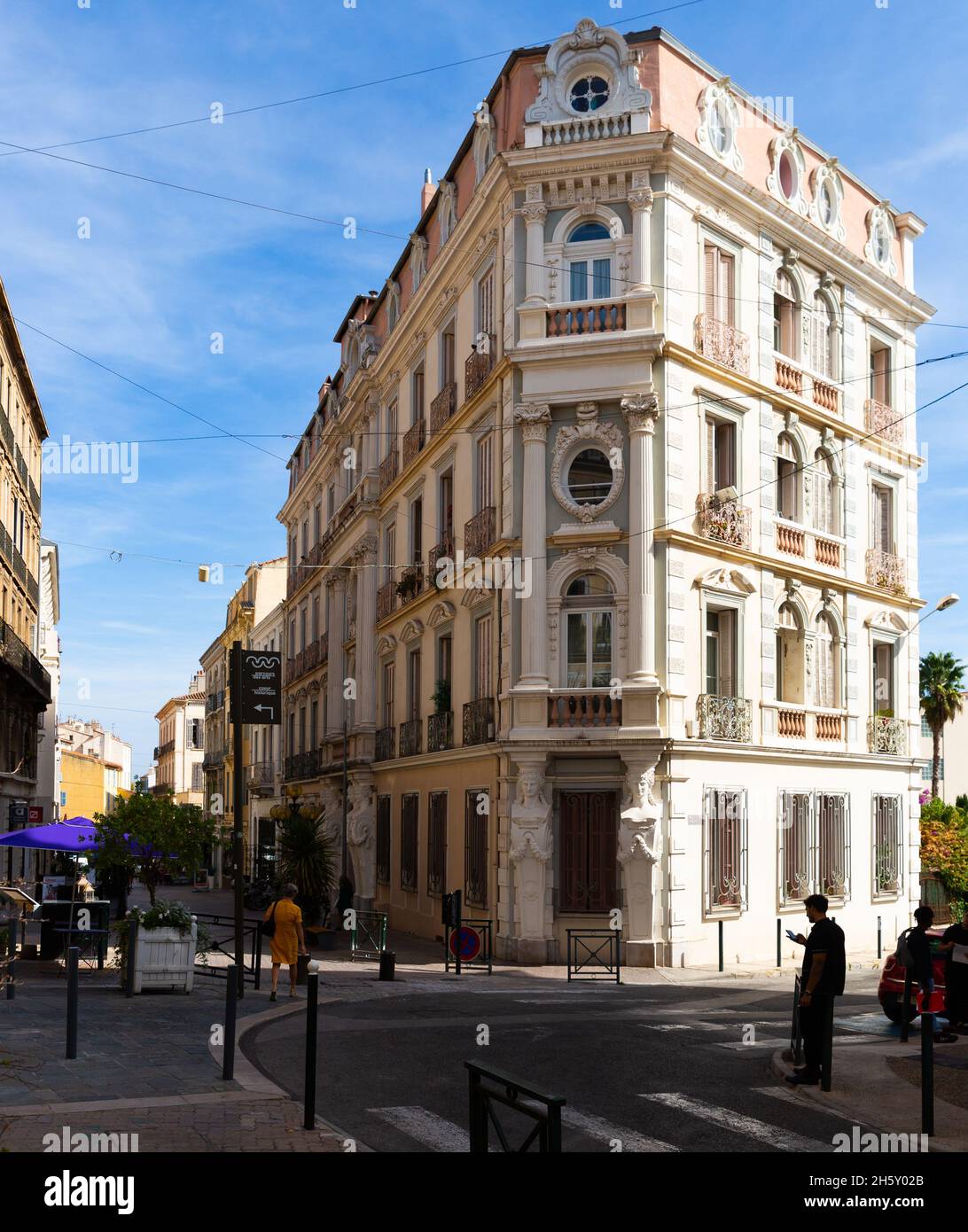 Typische Straße mit Jugendstilgebäuden in Hyeres, Frankreich Stockfoto