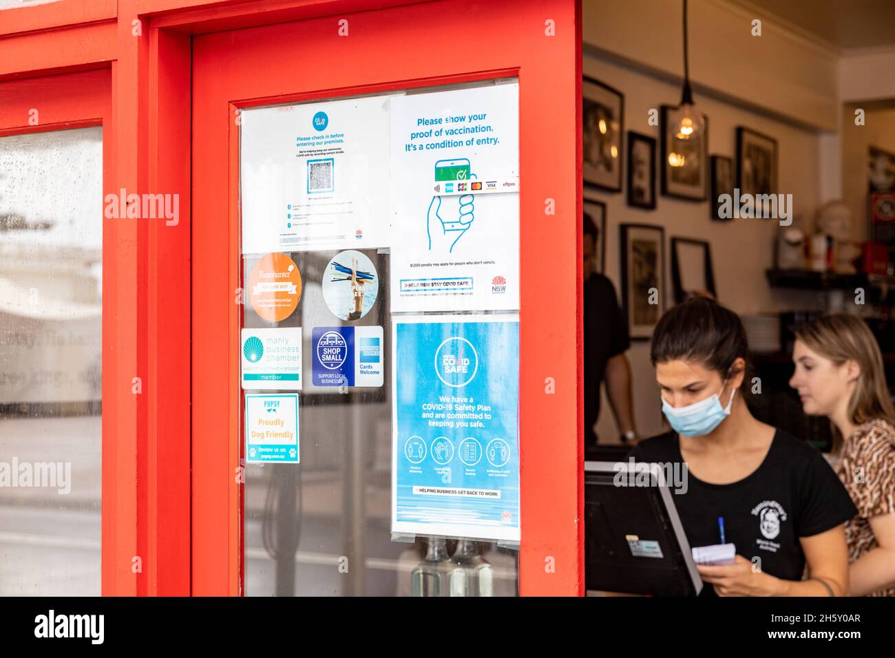 Sydney Australia November 21 Restaurant- und Café-Mitarbeiter müssen Gesichtsmasken tragen, sind aber für geimpfte Kunden wie diese Dame hier nicht obligatorisch Stockfoto