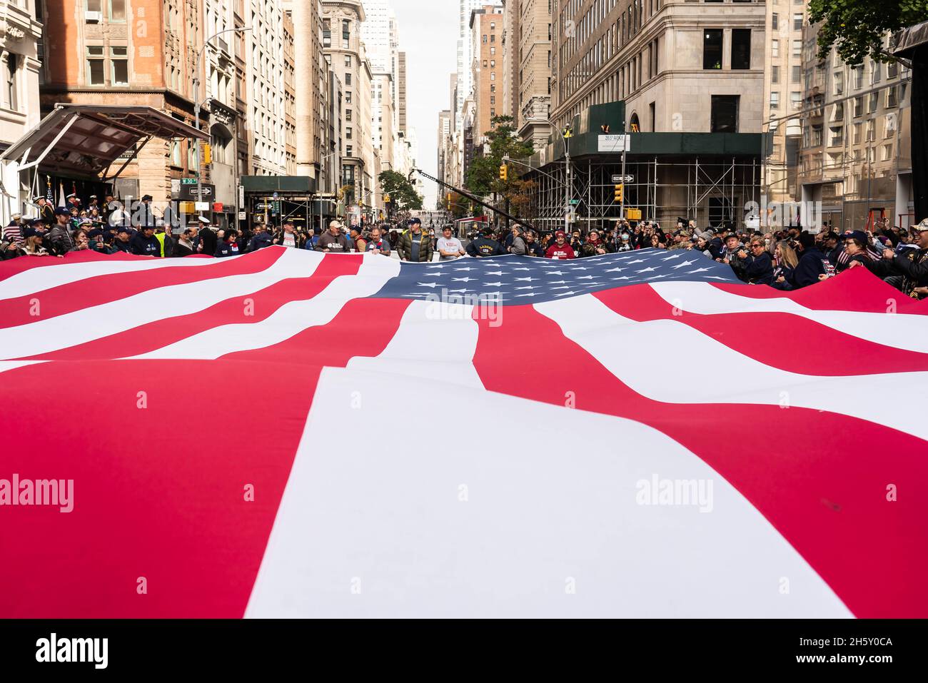 Manhattan, 5th Avenue, New York City USA: 11. November 2021: Die jährliche Veteranentag-Parade ist zurück in New York mit einer großen Feier, der amerikanischen Flagge i Stockfoto