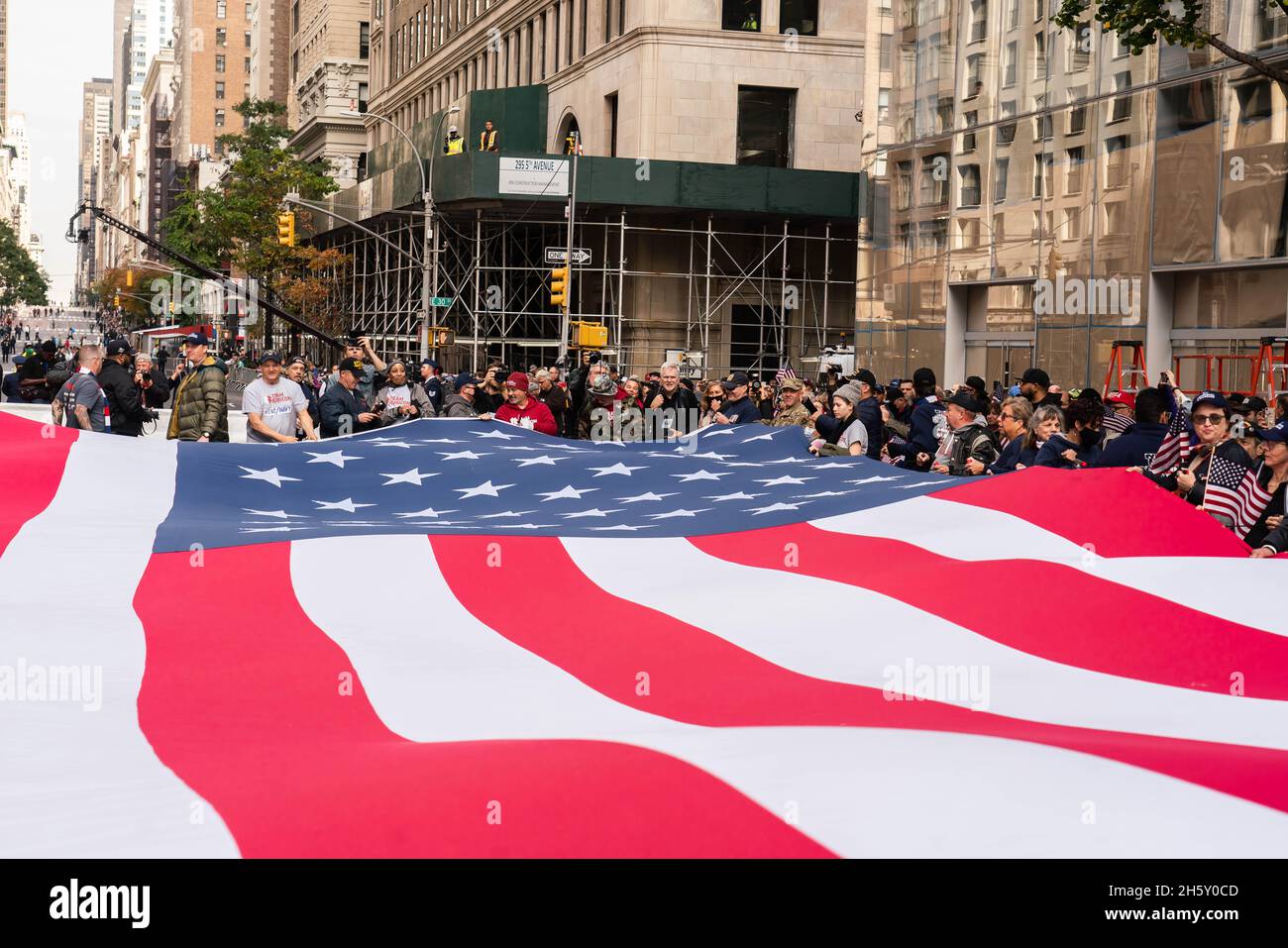 Manhattan, 5th Avenue, New York City USA: 11. November 2021: Die jährliche Veteranentag-Parade ist zurück in New York mit einer großen Feier, der amerikanischen Flagge i Stockfoto