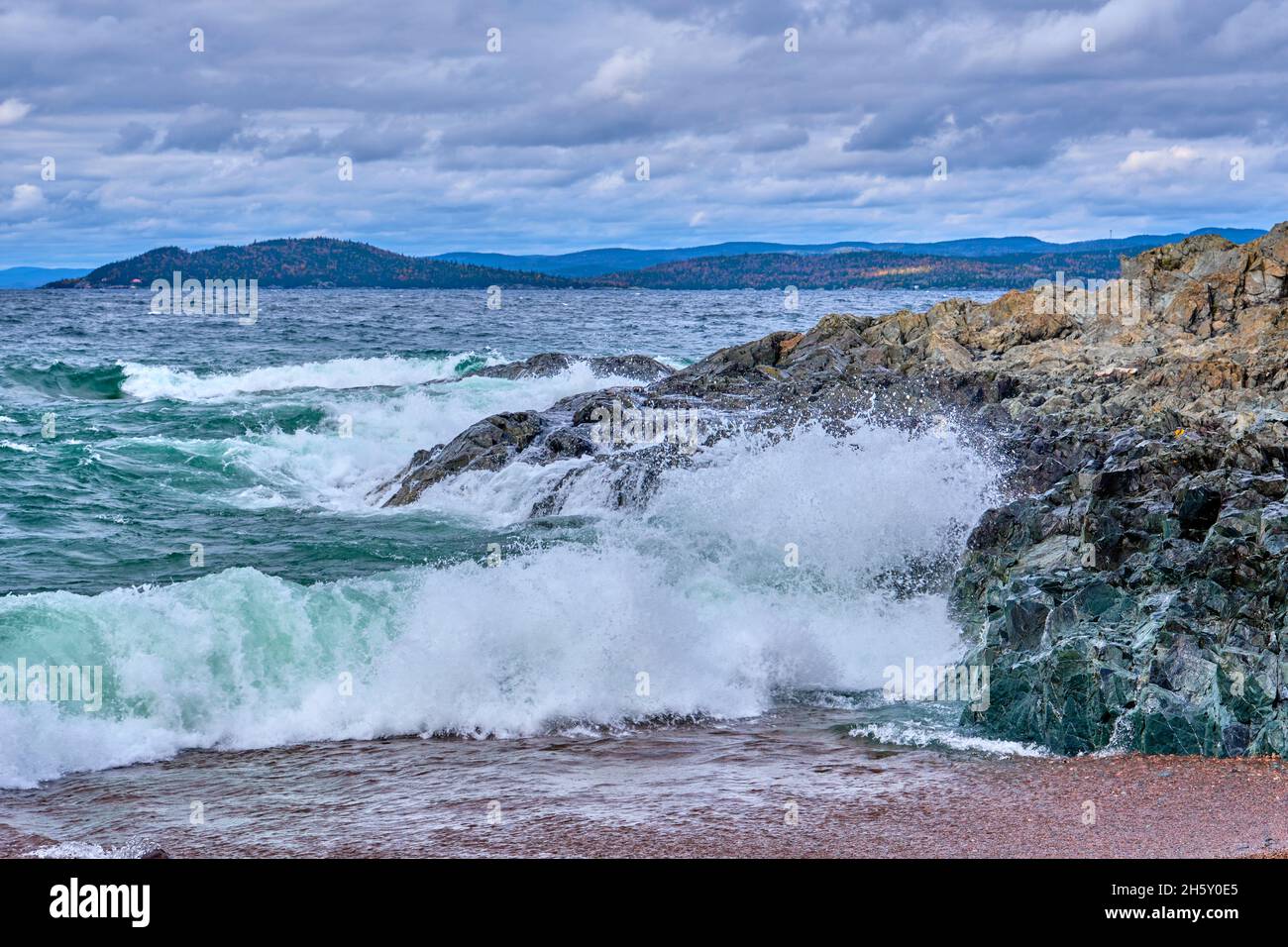 Wellen schlagen gegen die Felsen am Nordufer des Lake Superior in Ontario, Kanada. Stockfoto